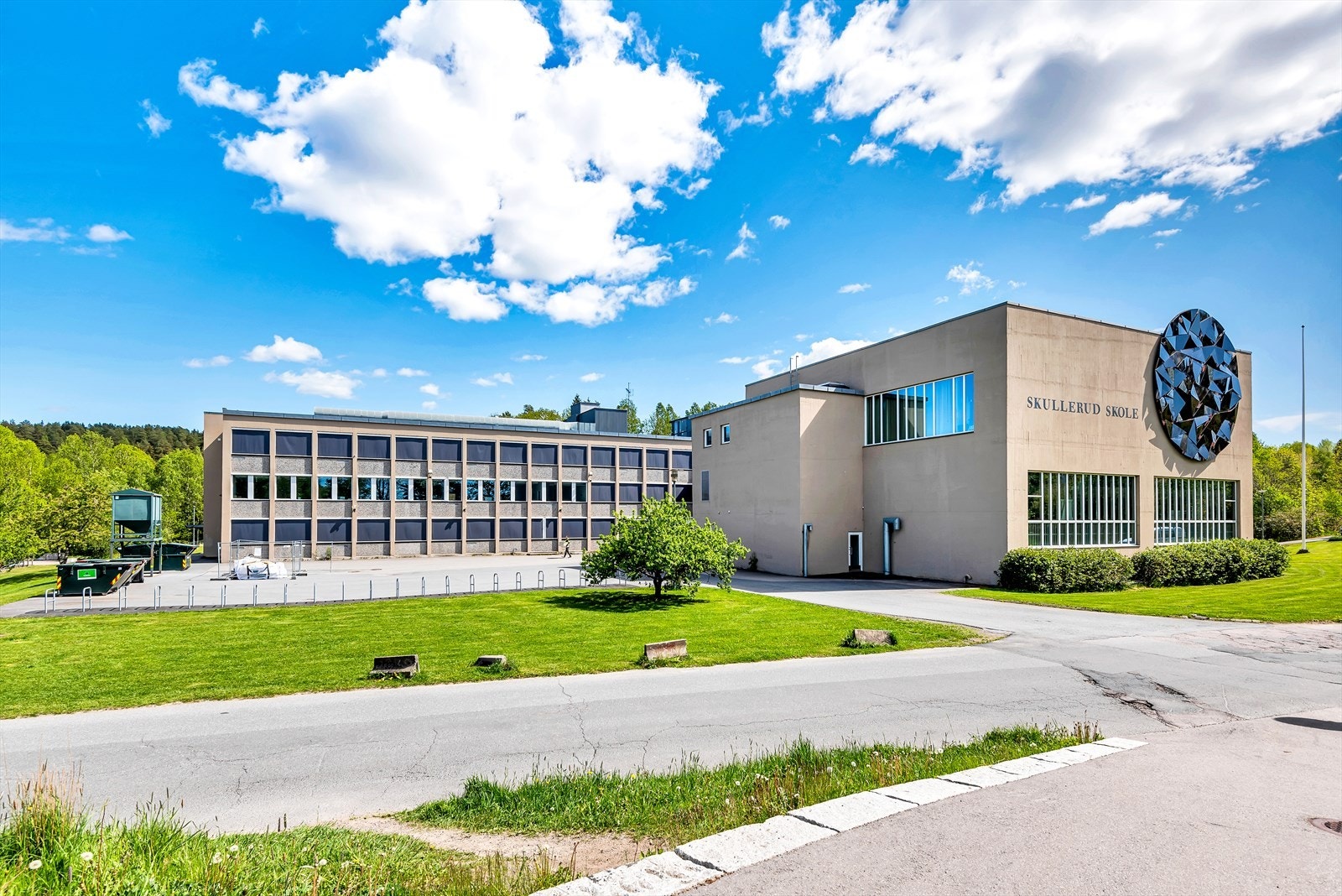 Leiligheten sogner til Rustad barneskole (1-7 kl.) som ligger ca. 16 min i gåavstand. Elever går videre til Skullerud skole. Galleribilde
