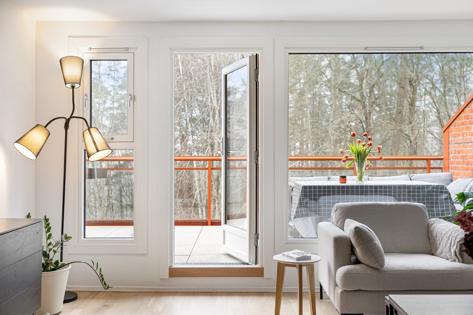 Fra stuen er det utgang til den flotte terrassen, som fungerer som en naturlig forlengelse av oppholdsrommet. Galleribilde