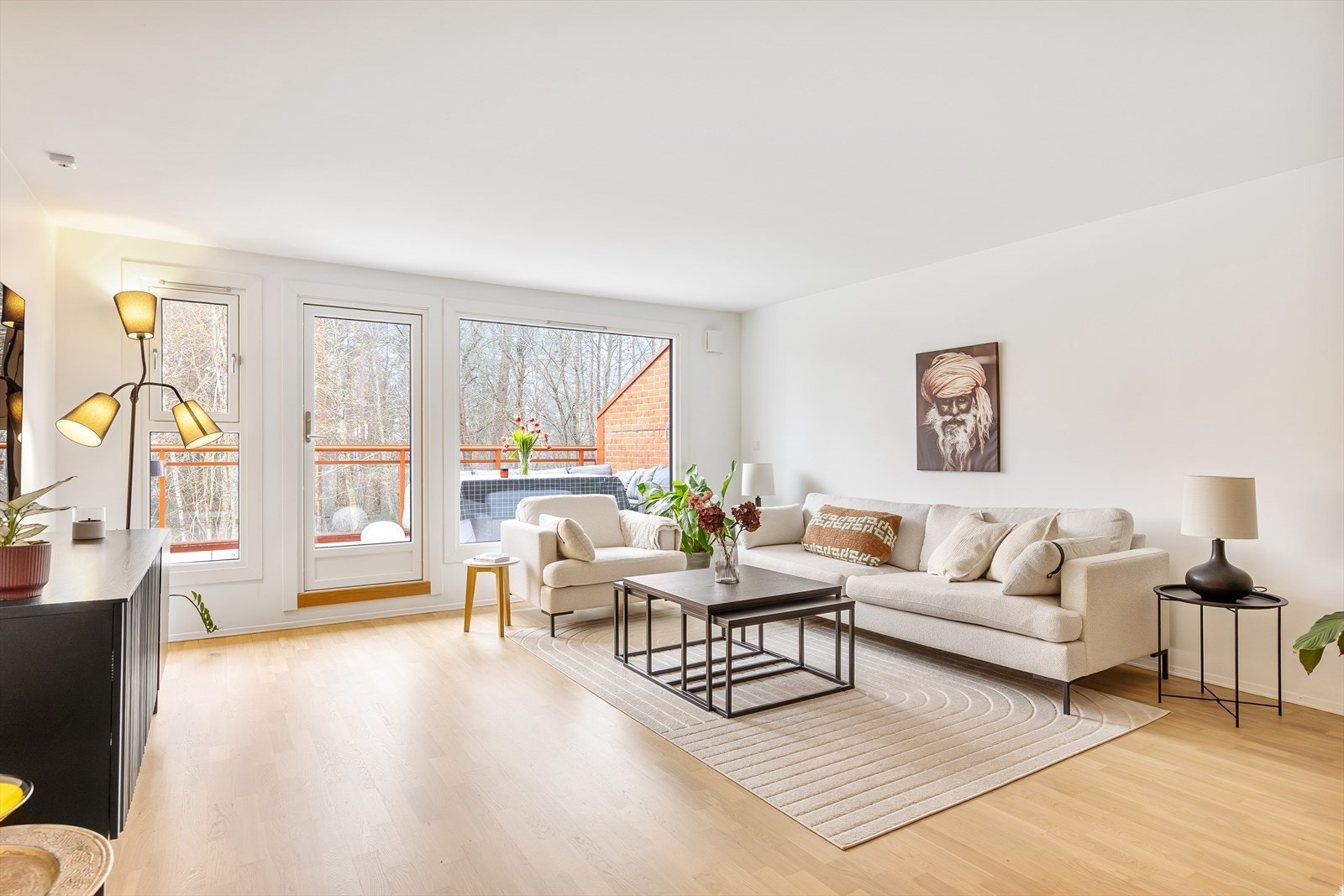 Velkommen til Johan Scharffenbergs vei 117B! Dette er en lys og romslig 3-roms terrasseleilighet i 2. etasje, beliggende i et attraktivt og veletablert boligområde på Skullerud. Foto: Pontus Holmenäs. Galleribilde