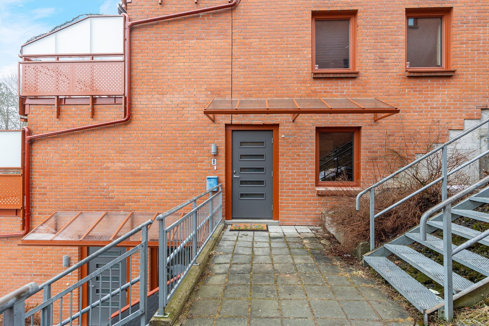 Leiligheten har adkomst via egen inngangsdør, noe som gir en mer privat og praktisk inngang til boligen. Galleribilde