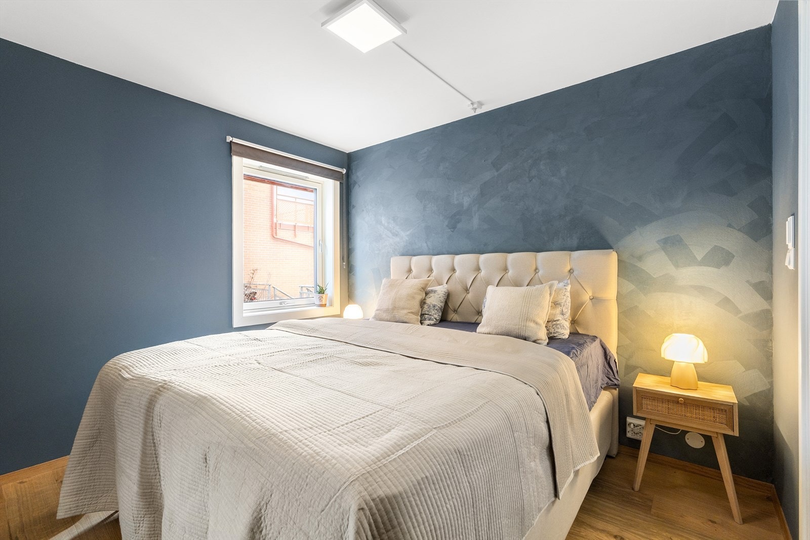 Romslig hovedsoverom med god plass til dobbeltseng, nattbord og øvrig møblement. Galleribilde