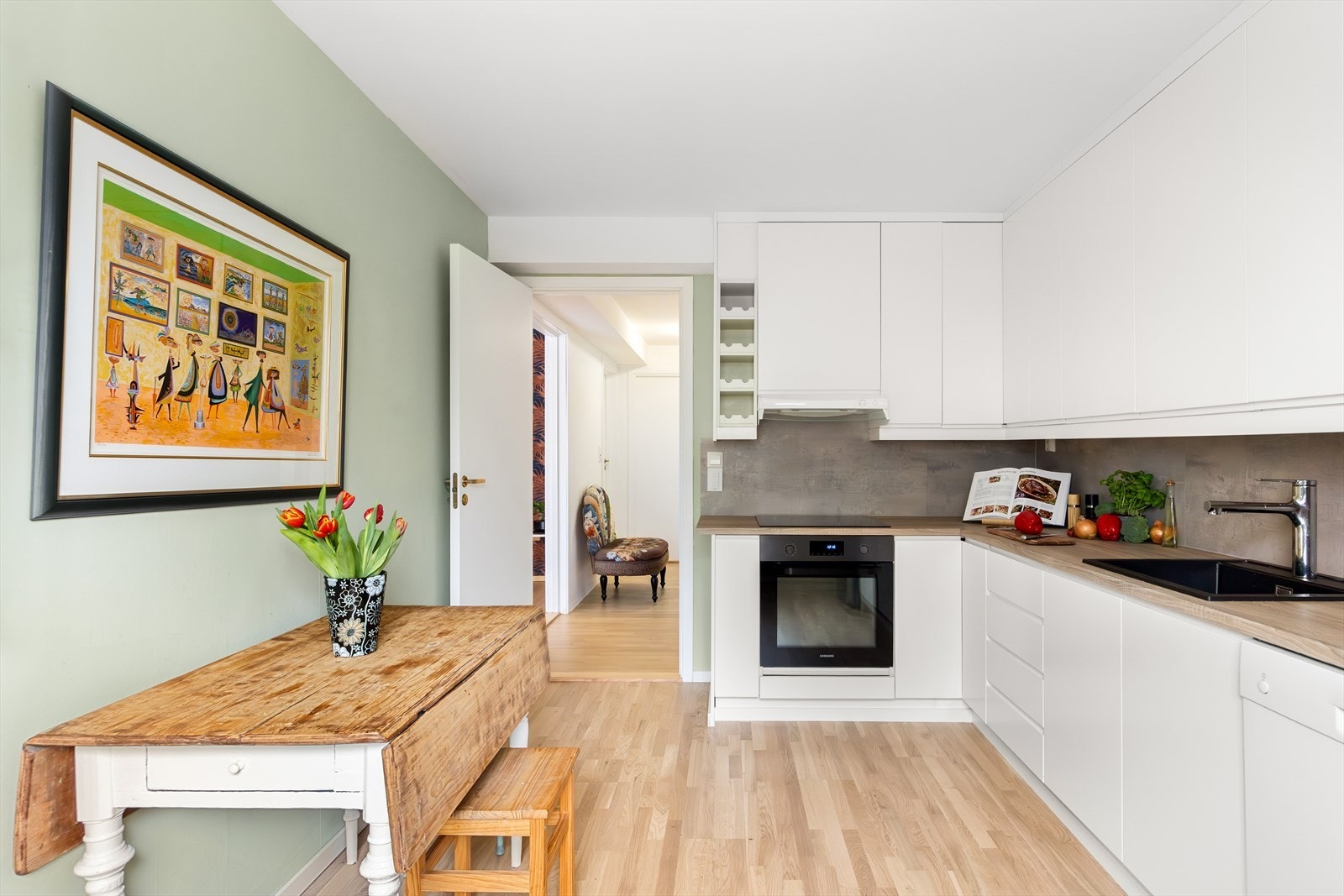 Innredningen består av både over- og underskap med belysning under overskap, samt plater mellom benkeplate og overskap. Galleribilde