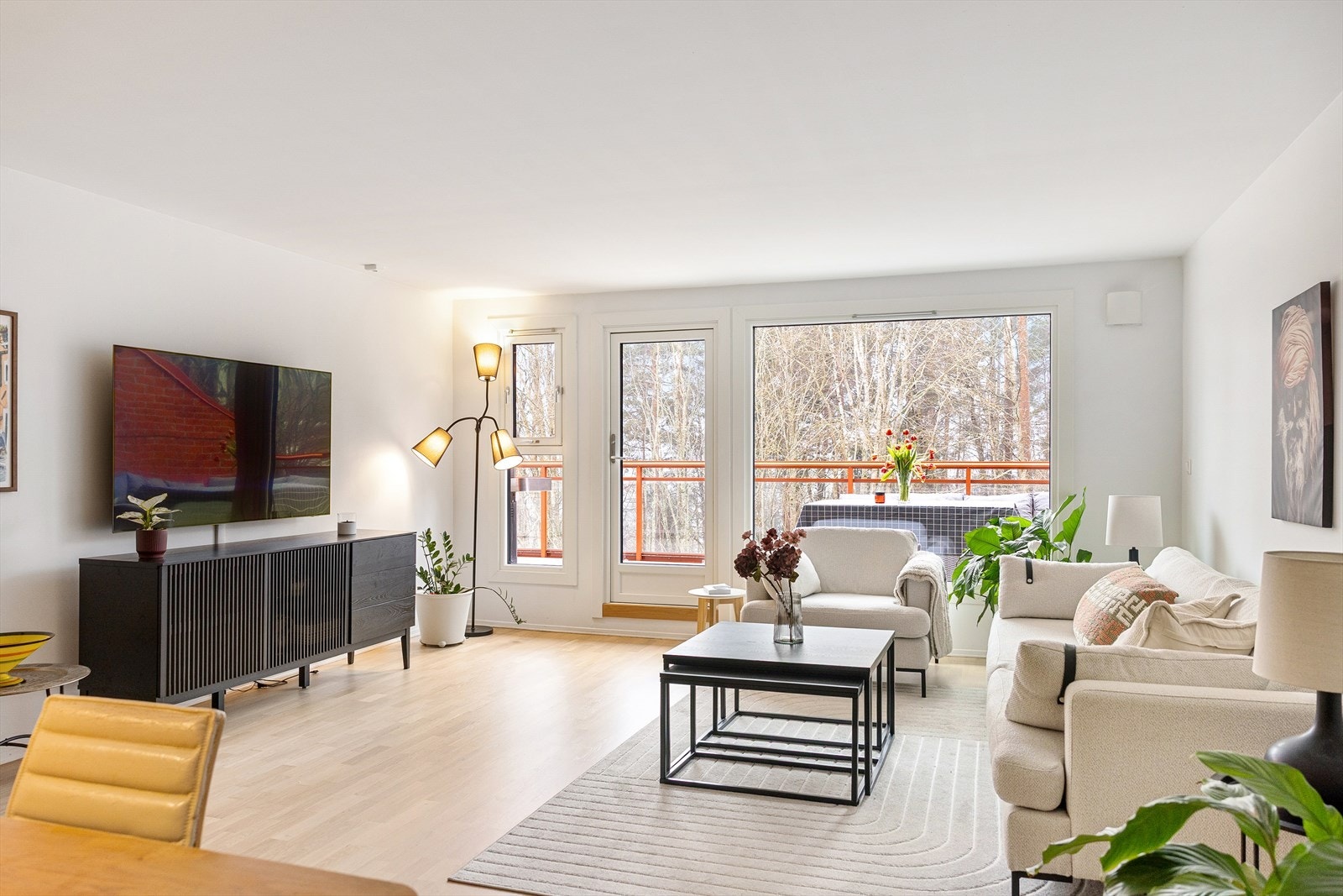 Stuen er lys og luftig med store vindusflater som sørger for rikelig med innslipp av naturlig lys. Galleribilde