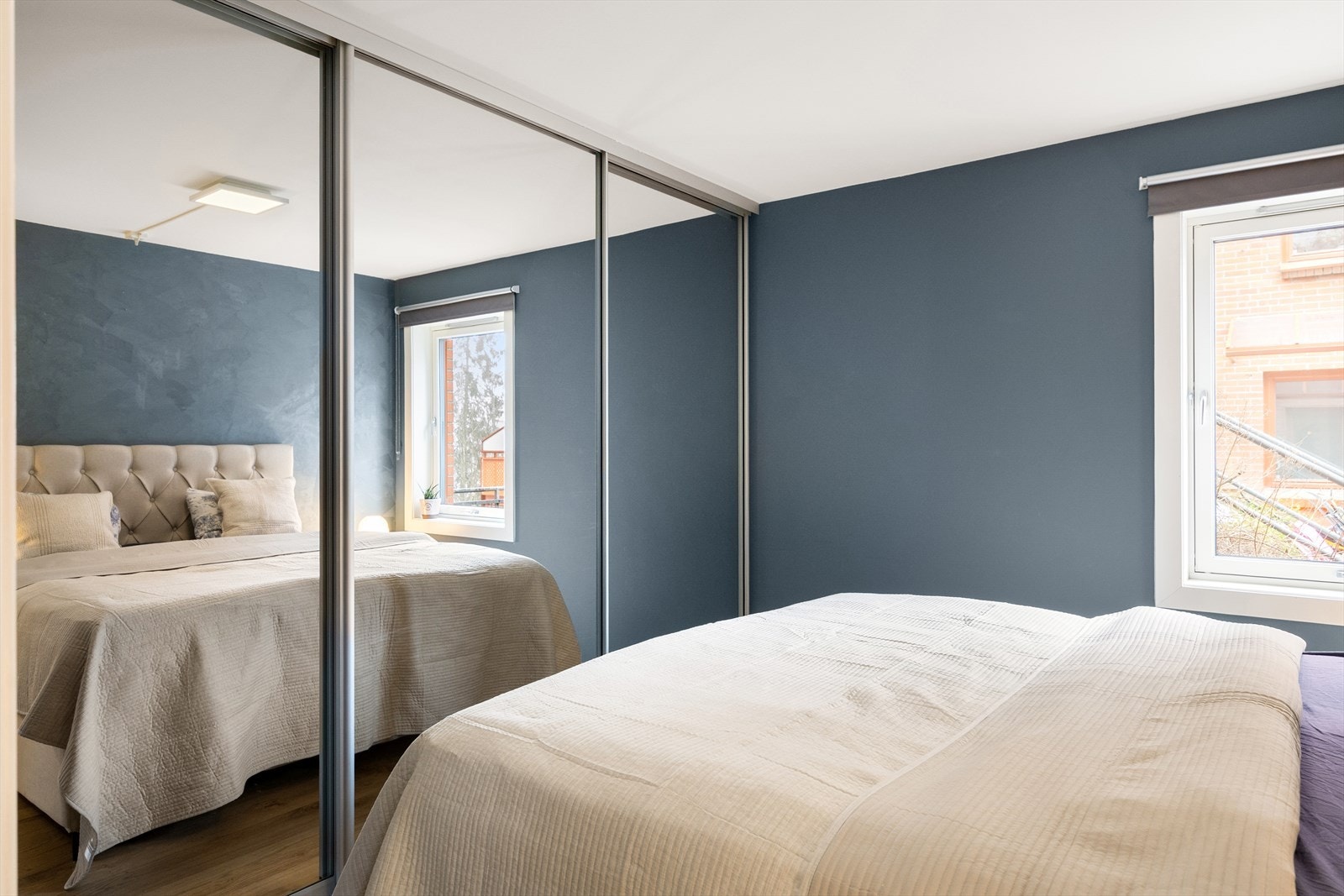 Det er rikelig med oppbevaringsplass i en romslig skyvedørsgarderobe med speildører. Galleribilde