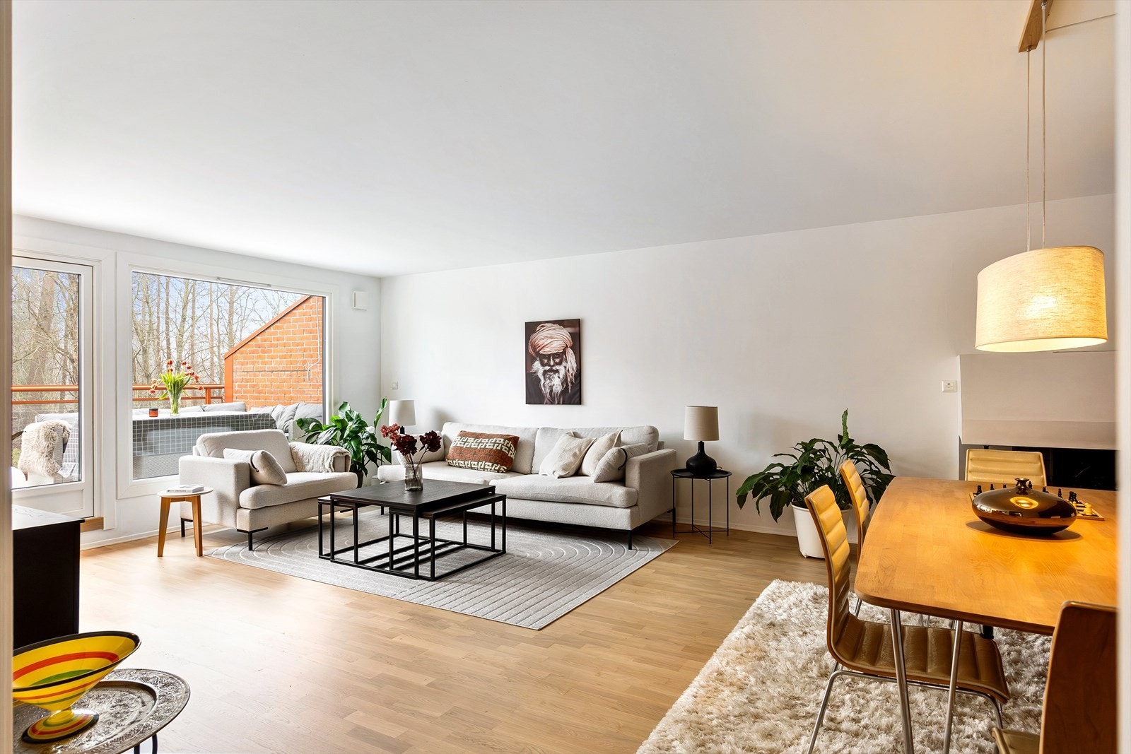 Gulv i stue og entré/gang slipt og overflatebehandlet i 2026, og overflatene er malt i lyse fargetoner. Galleribilde