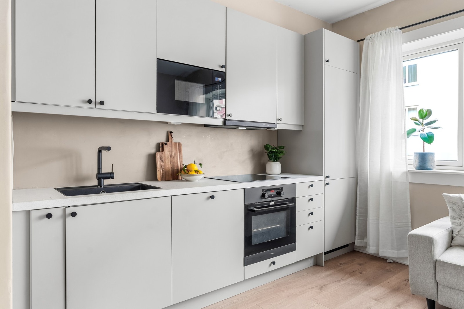 Integrerte hvitevarer inkluderer kjøleskap med fryser, stekeovn, platetopp, mikro og oppvaskmaskin. Kjøkkenet er utstyrt med kullfilterventilator. Galleribilde