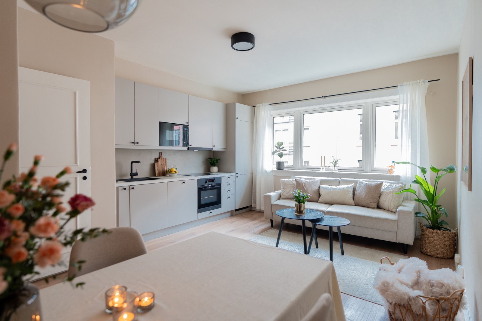 Velkommen til Øvrefoss 10J!
En lys og påkostet aksjeleilighet med en svært sentral beliggenhet på øvre del av Grünerløkka. Galleribilde