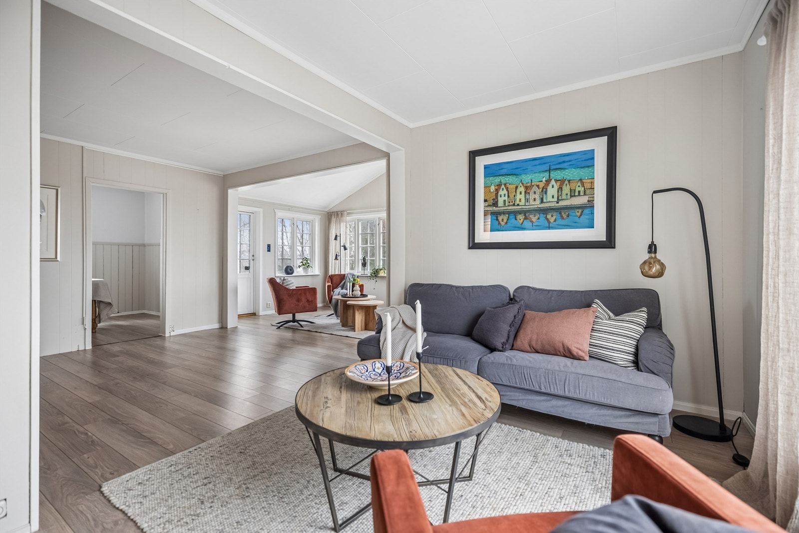 Stuen har en funksjonell planløsning som lett kan deles inn i flere soner. Galleribilde