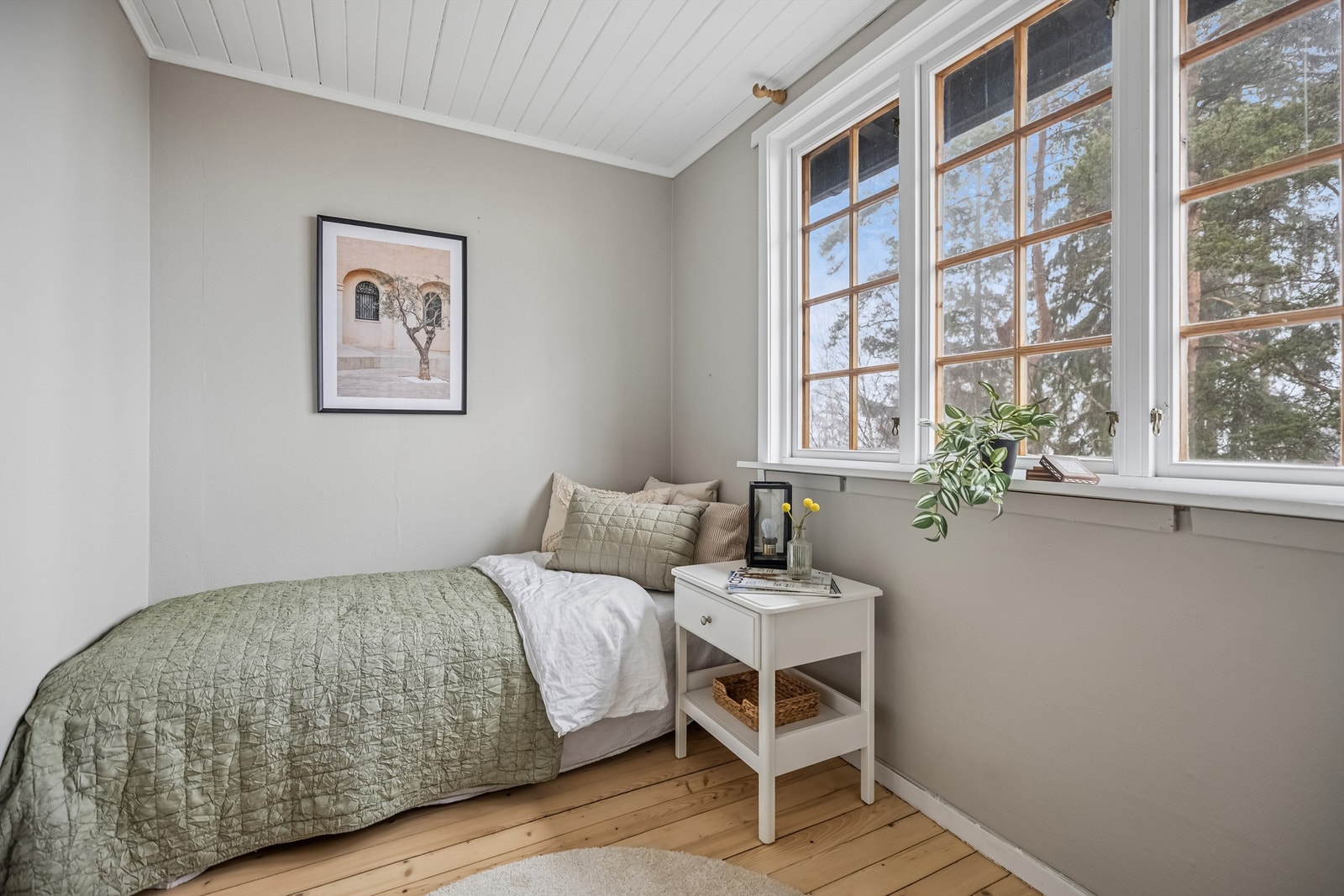 Soverom nr. 3 er lyst og innbydende med malt panel i himling og slipte tregulv. Galleribilde