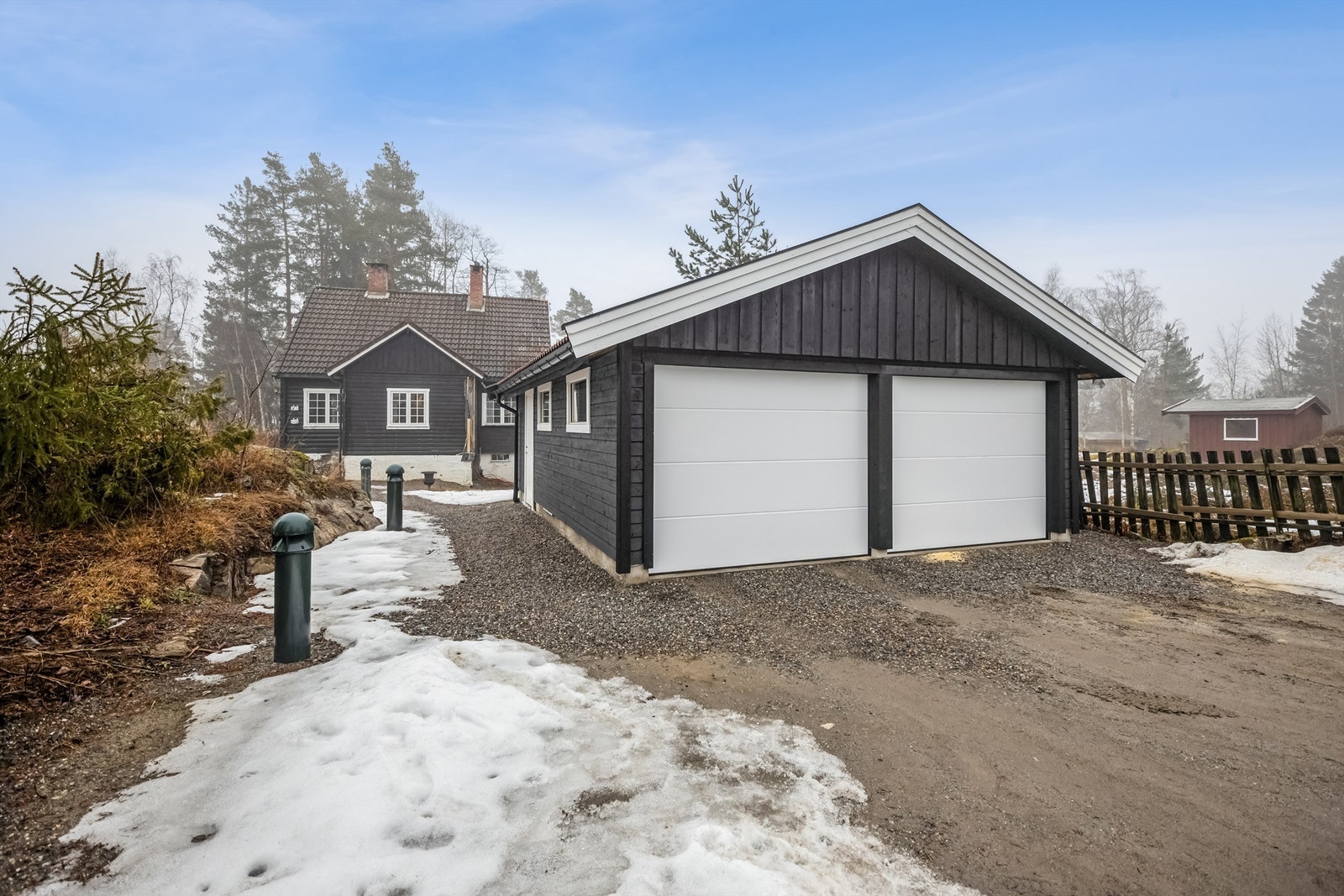 Eiendommen er pent opparbeidet med gressplen, trær, prydbusker og diverse beplantning. Galleribilde