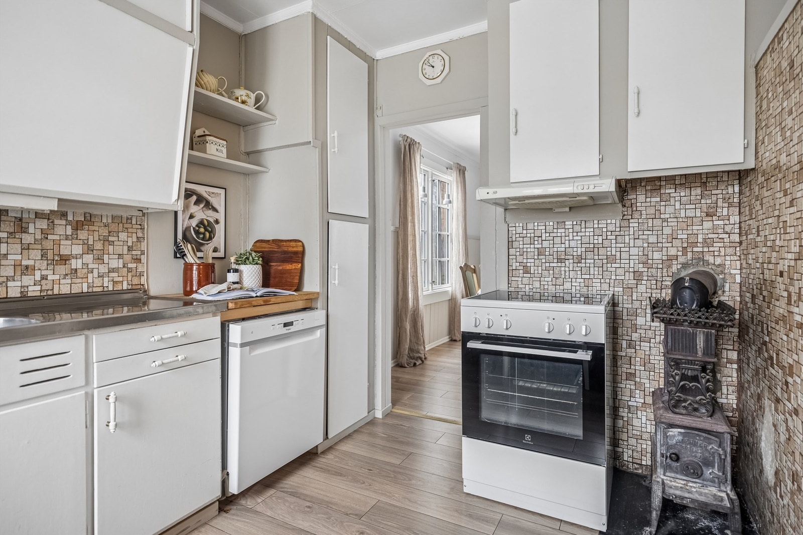 En sjarmerende vedovn av støpejern passer godt inn på dette kjøkkenet. Galleribilde