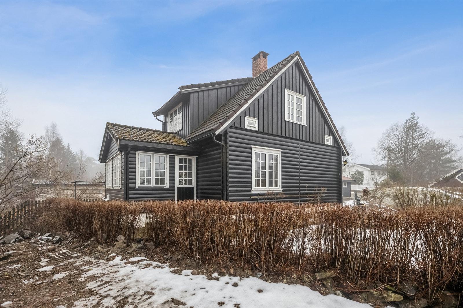 Sjarmerende tømmerhus fra 1938 med sjel og historie. Huset har bevart sin tidstypiske karakter med smårutede vinduer og en lun, eventyrlig atmosfære. Galleribilde
