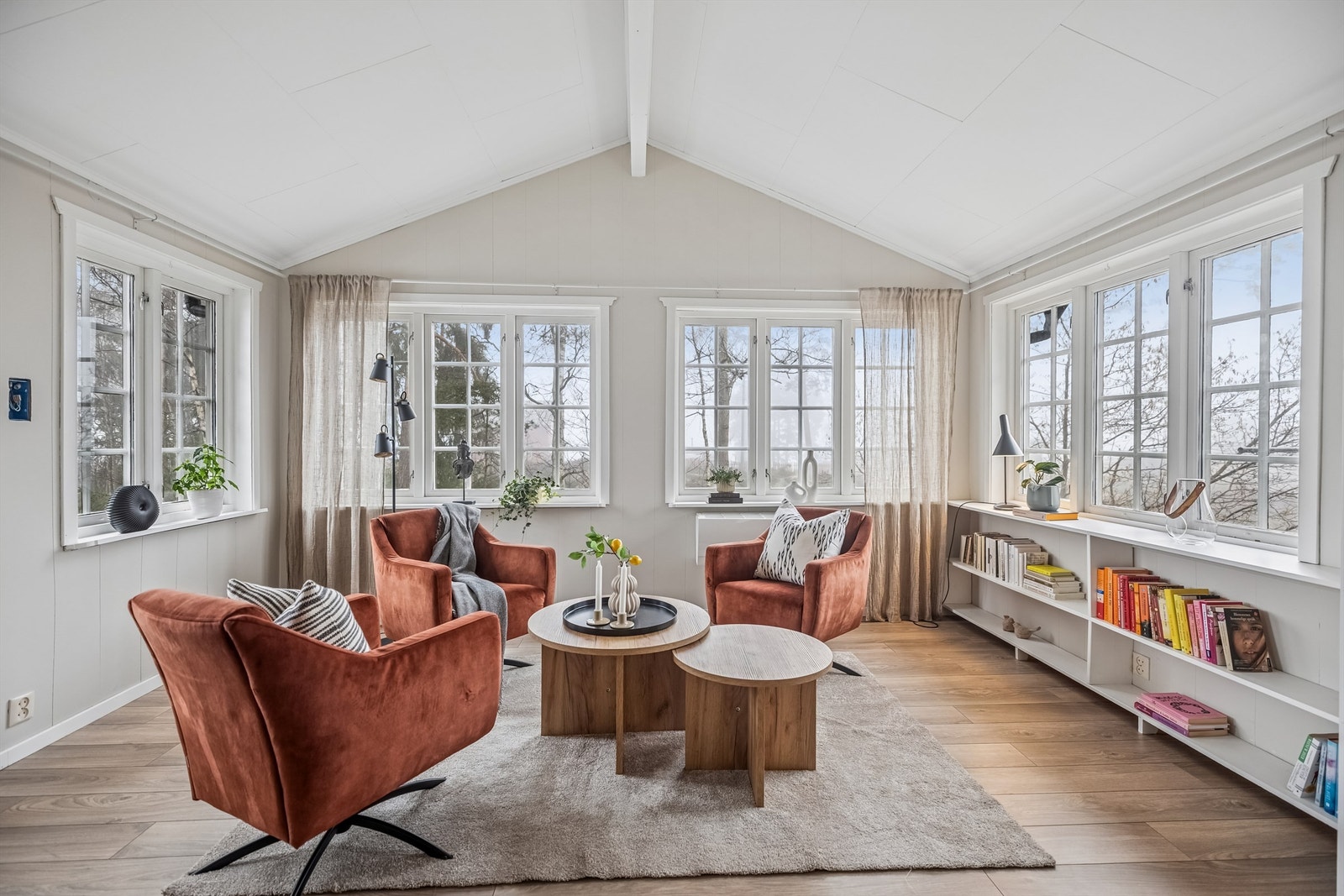 I stuen er det rom for flere sittegrupper slik at man kan trekke seg litt tilbake dersom man ønsker det. Galleribilde