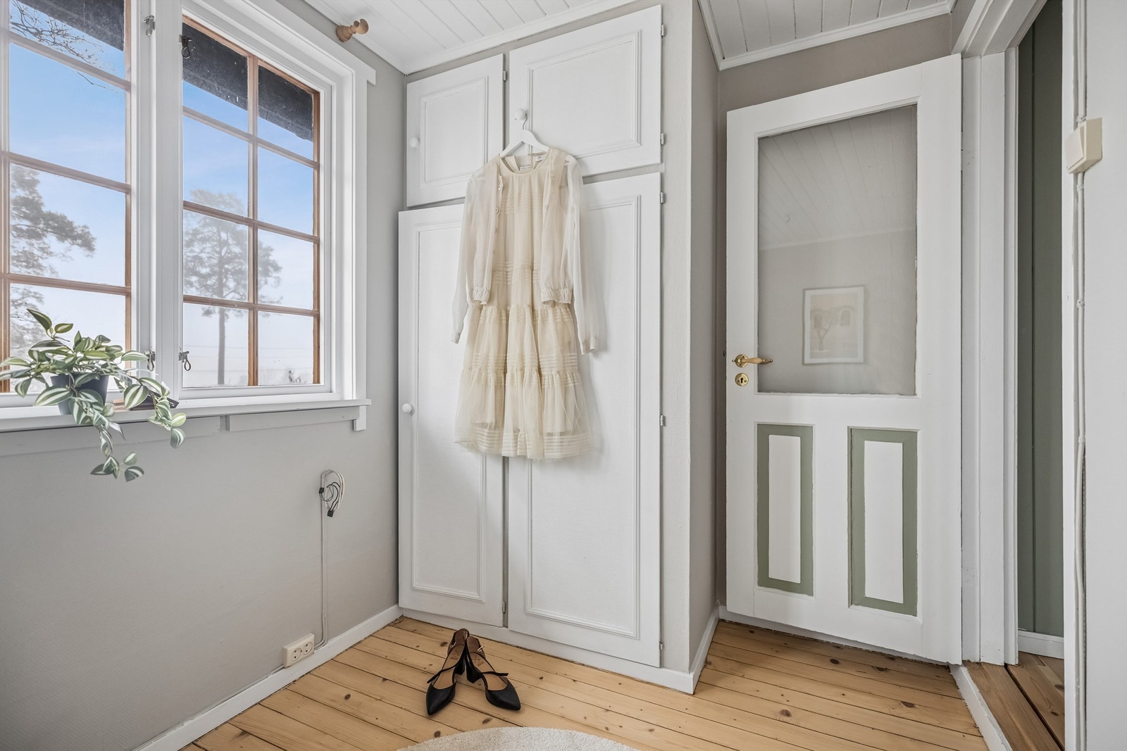 I dette soverommet er det også en plassbygd garderobe for oppbevaring av klær. Galleribilde