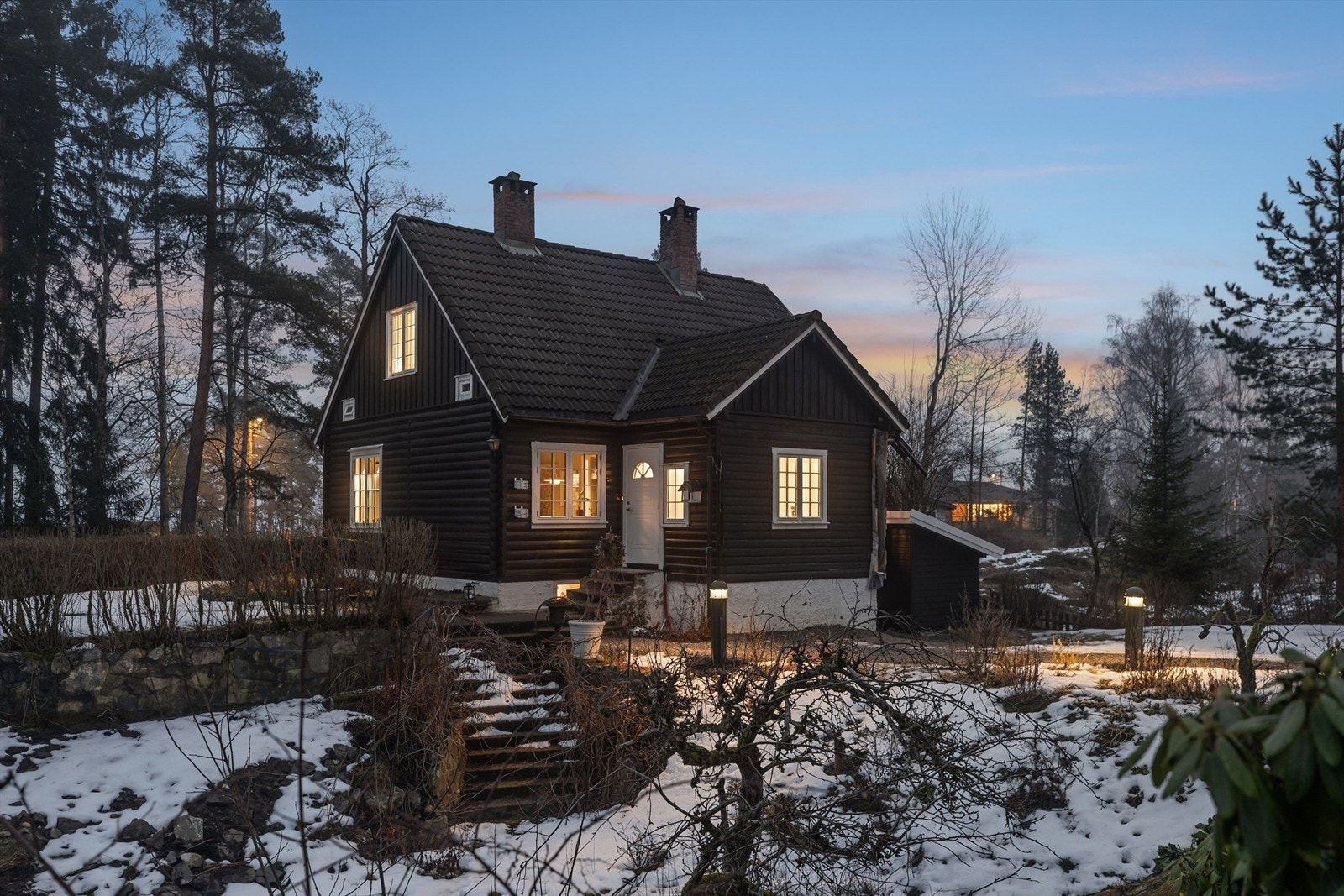 Eiendommen har meget gode solforhold og mellom trærne mot øst kan man se deler av Bunnefjorden og inn til Nordstrand og omegn. Galleribilde