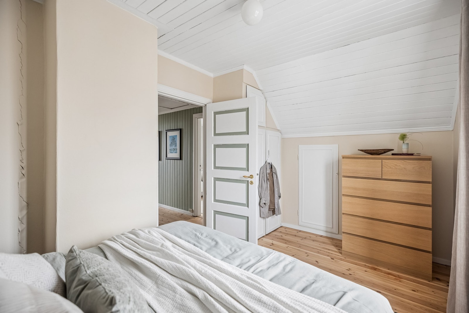 Koselig hovedsoverom med plassbygde skap. Galleribilde