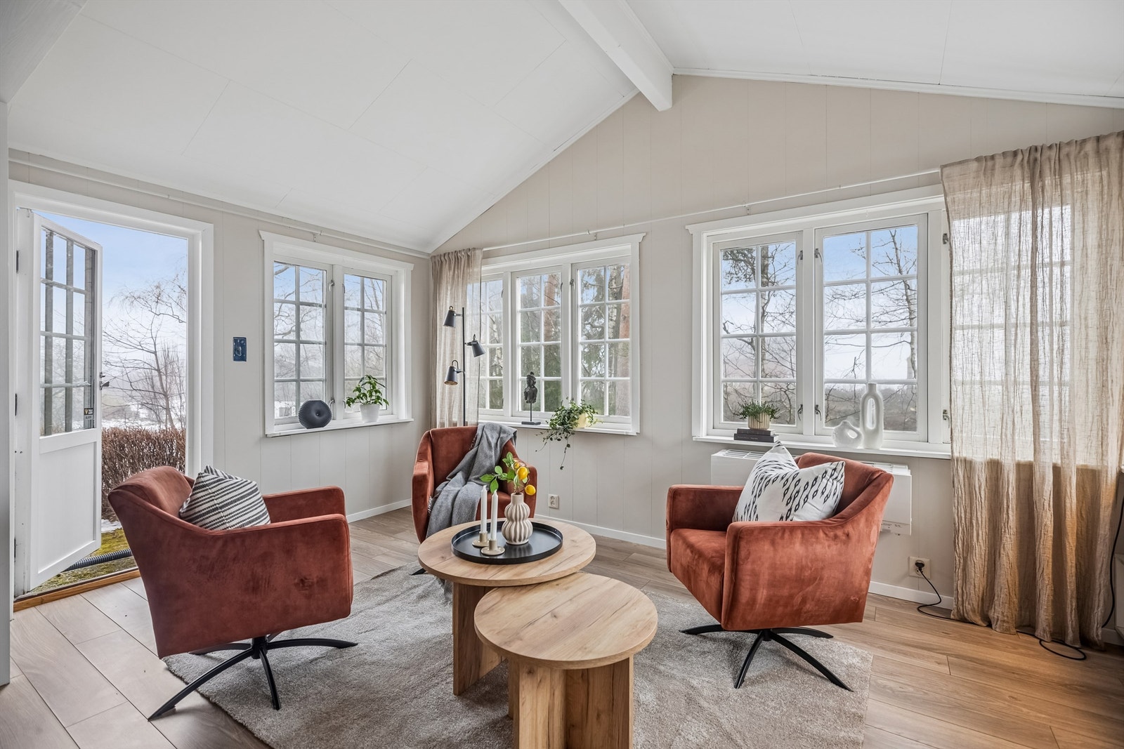 De mange vinduene slipper inn rikelig med godt lys. Fra stuen er det direkte utgang til hagen. Galleribilde