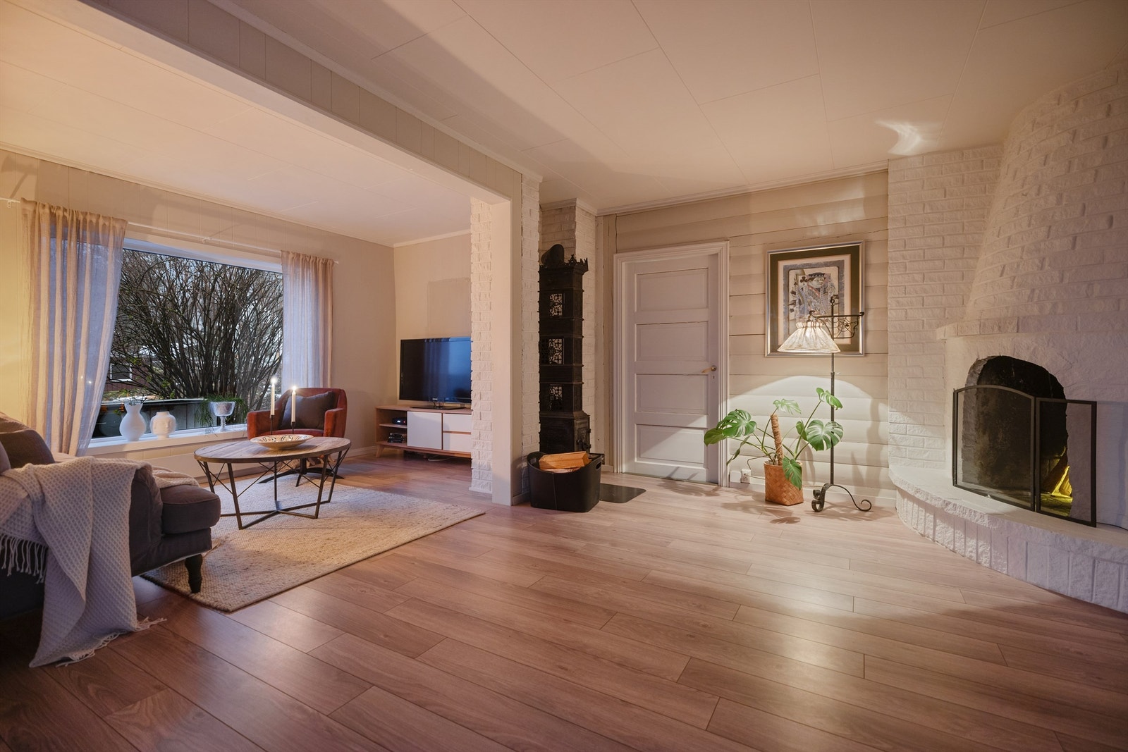 Den flotte vedovnen av støpejern er et eget møbel for seg. Galleribilde