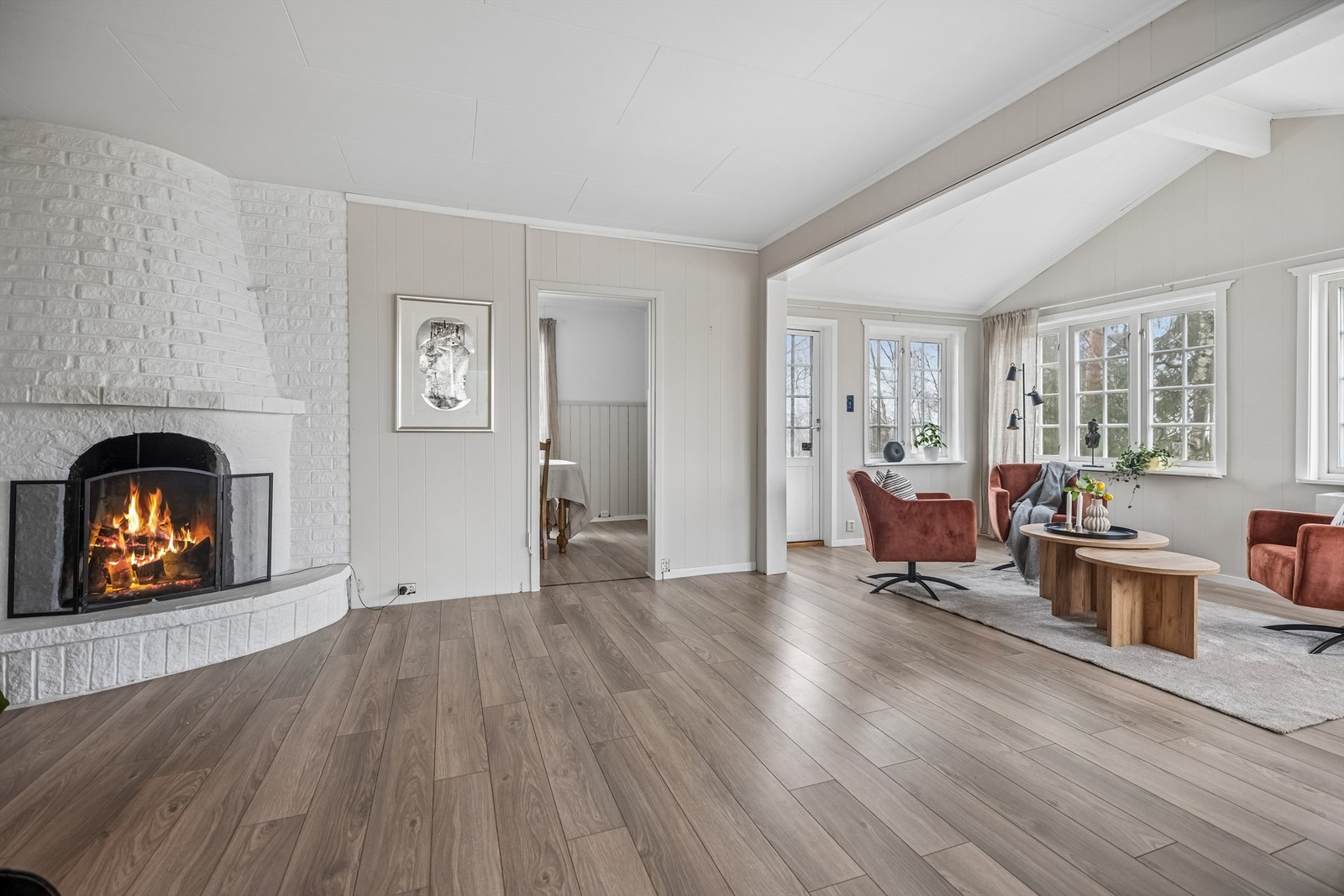 Den åpne peisen bidrar til varme på kalde dager samt en koselig atmosfære. Galleribilde