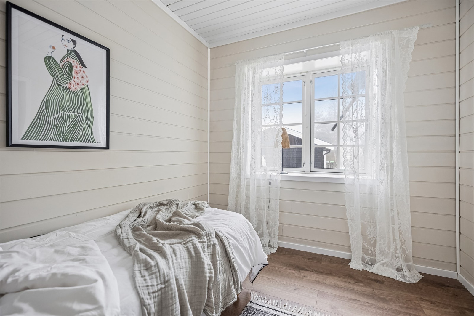 Boligen har totalt fire soverom. Dette rommet ligger i 1. etasje. Galleribilde