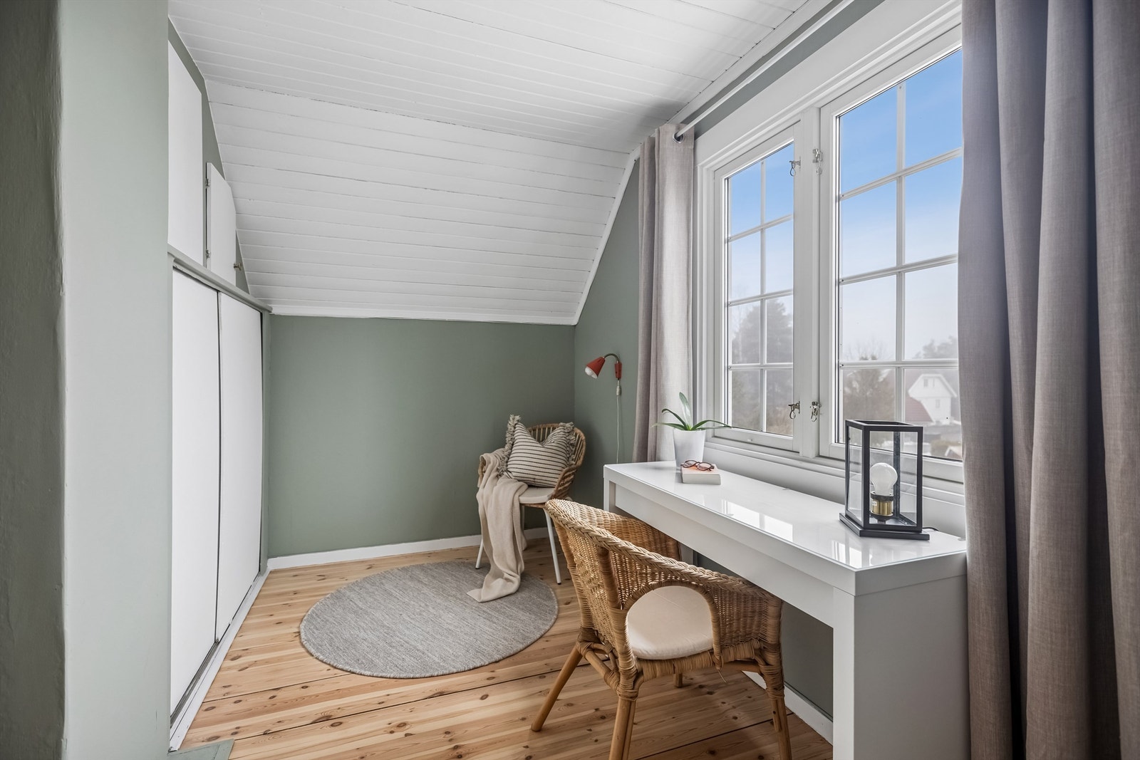 Rommet er malt i en delikat farge og har gode tregulv å gå på. Galleribilde