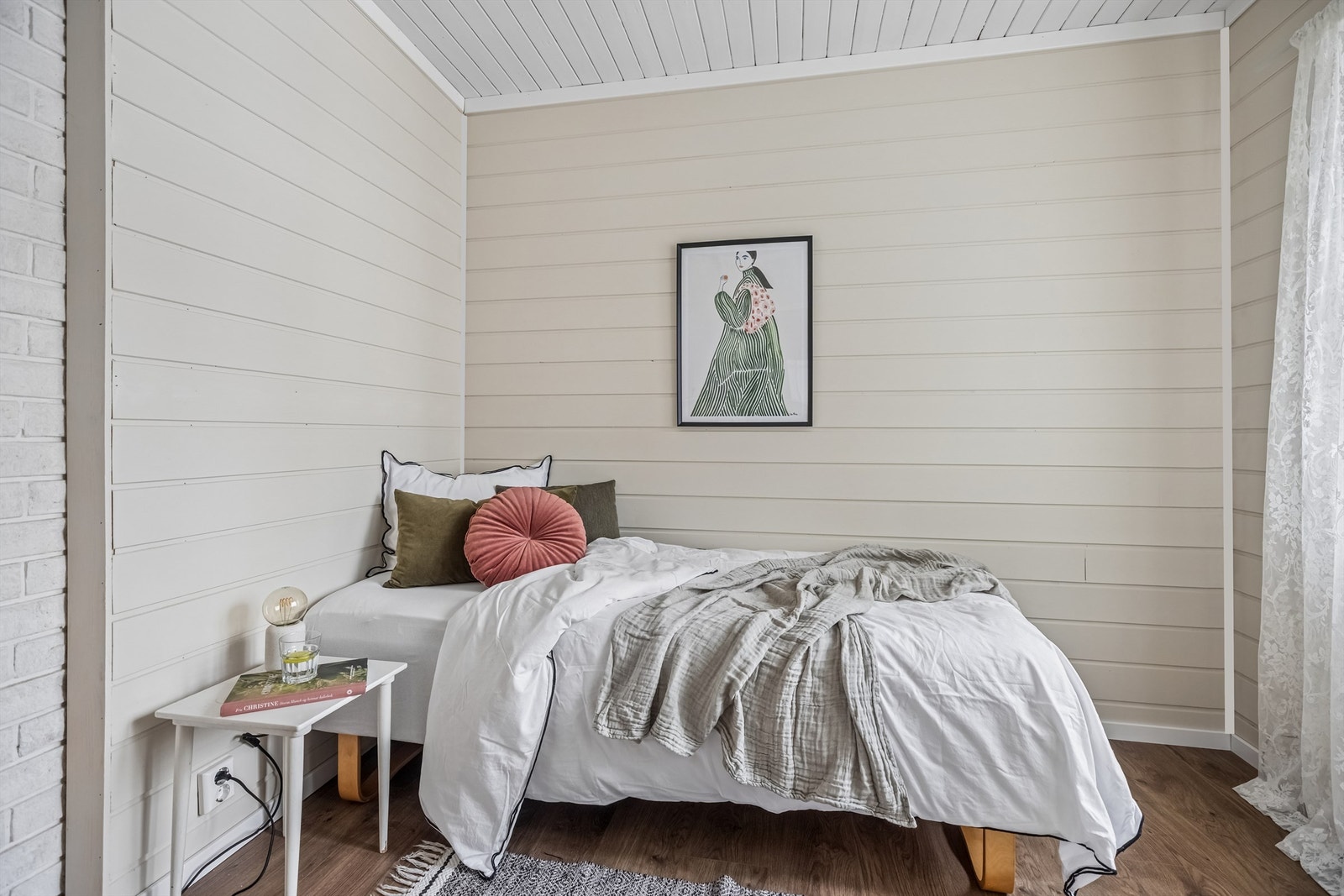 Et hyggelig rom med malt panel på vegger og i himling. Galleribilde