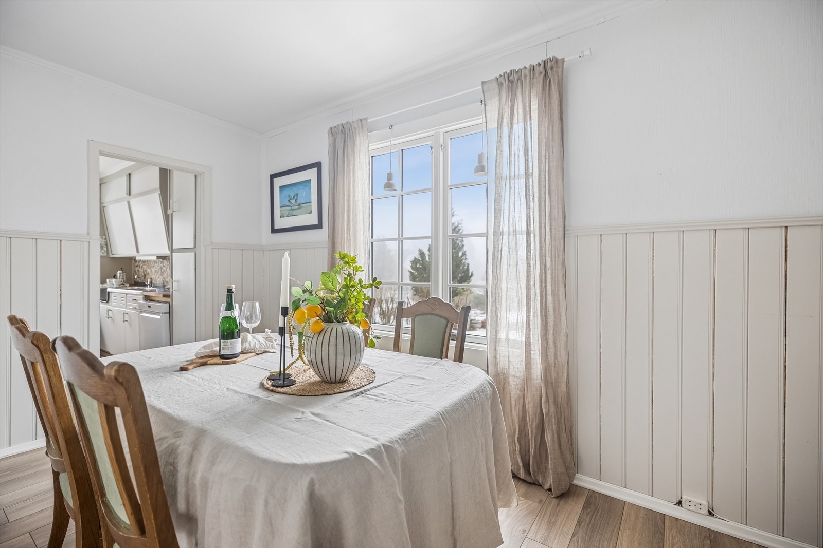 Kjøkkenet ligger i tilknytning til spiseplassen. Galleribilde