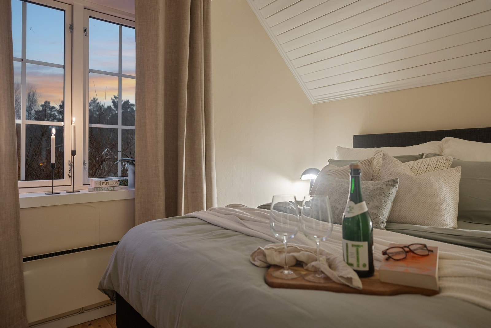 Her er det plass til dobbeltseng, nattbord og kommode for oppbevaring av klær. Galleribilde