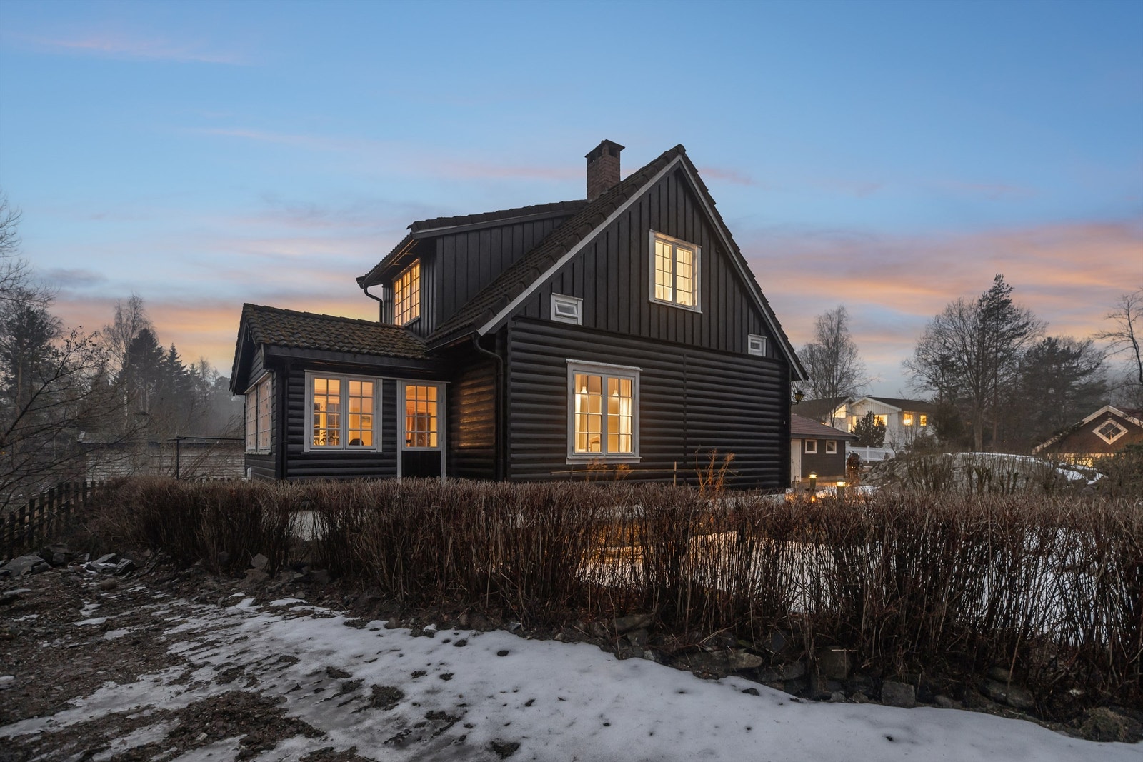 Velkommen til Knuts vei 48! Presentert av eiendomsmegler Anniken Øderud v/Krogsveen Nesodden. Foto Per O. Skjellnan v/Efkt Galleribilde