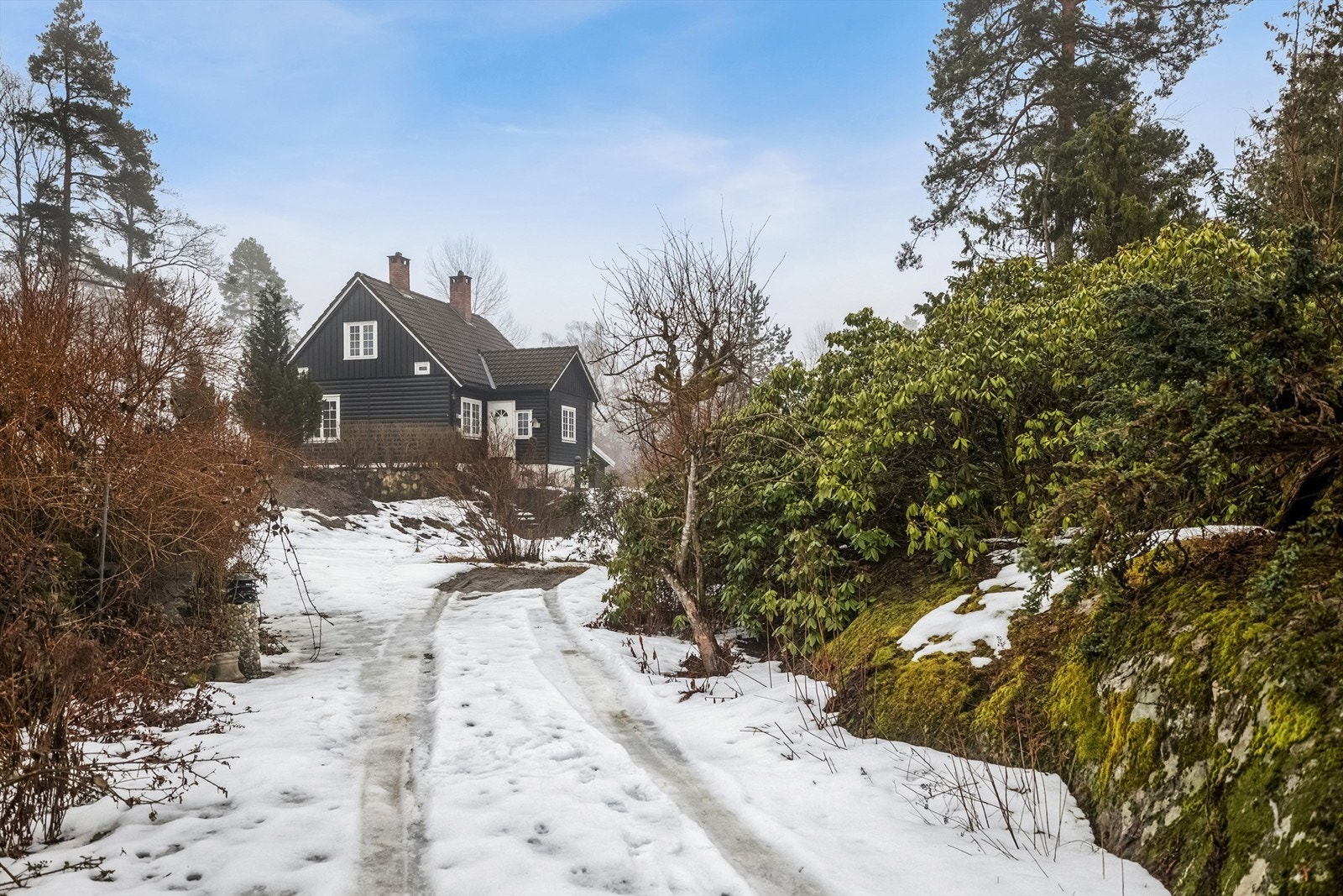 Boligen ligger lyst og luftig med meget gode solforhold. Galleribilde