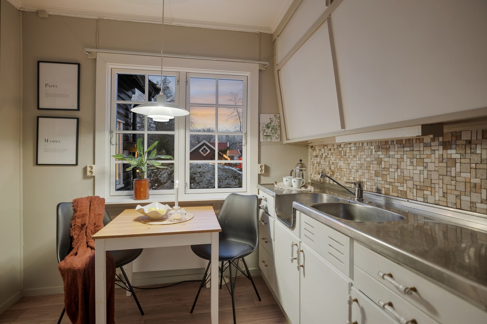 Kveldsstemning ved kjøkkenbordet. Her kan man fort se både rådyr, ekorn og mange salgs fugler. Galleribilde