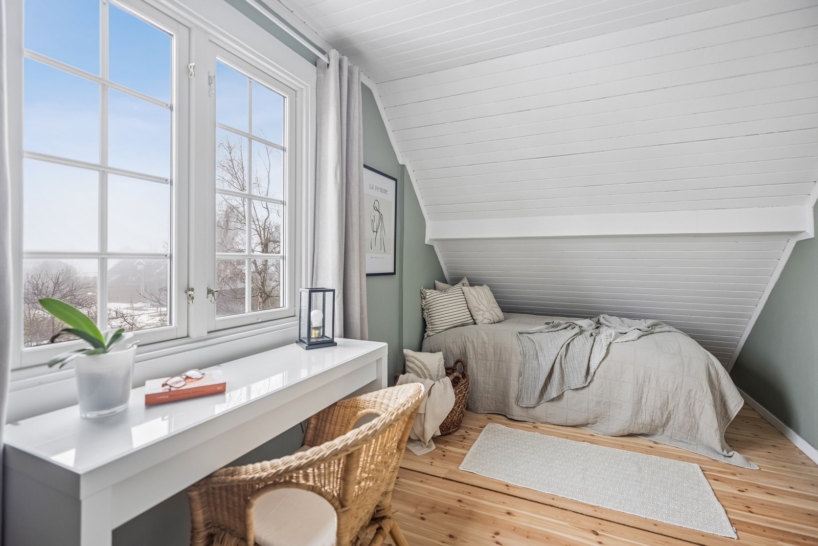 Soverom nr. 2 er også av god størrelse med skyvedørsgarderobe og plassbygde skap over denne. Galleribilde