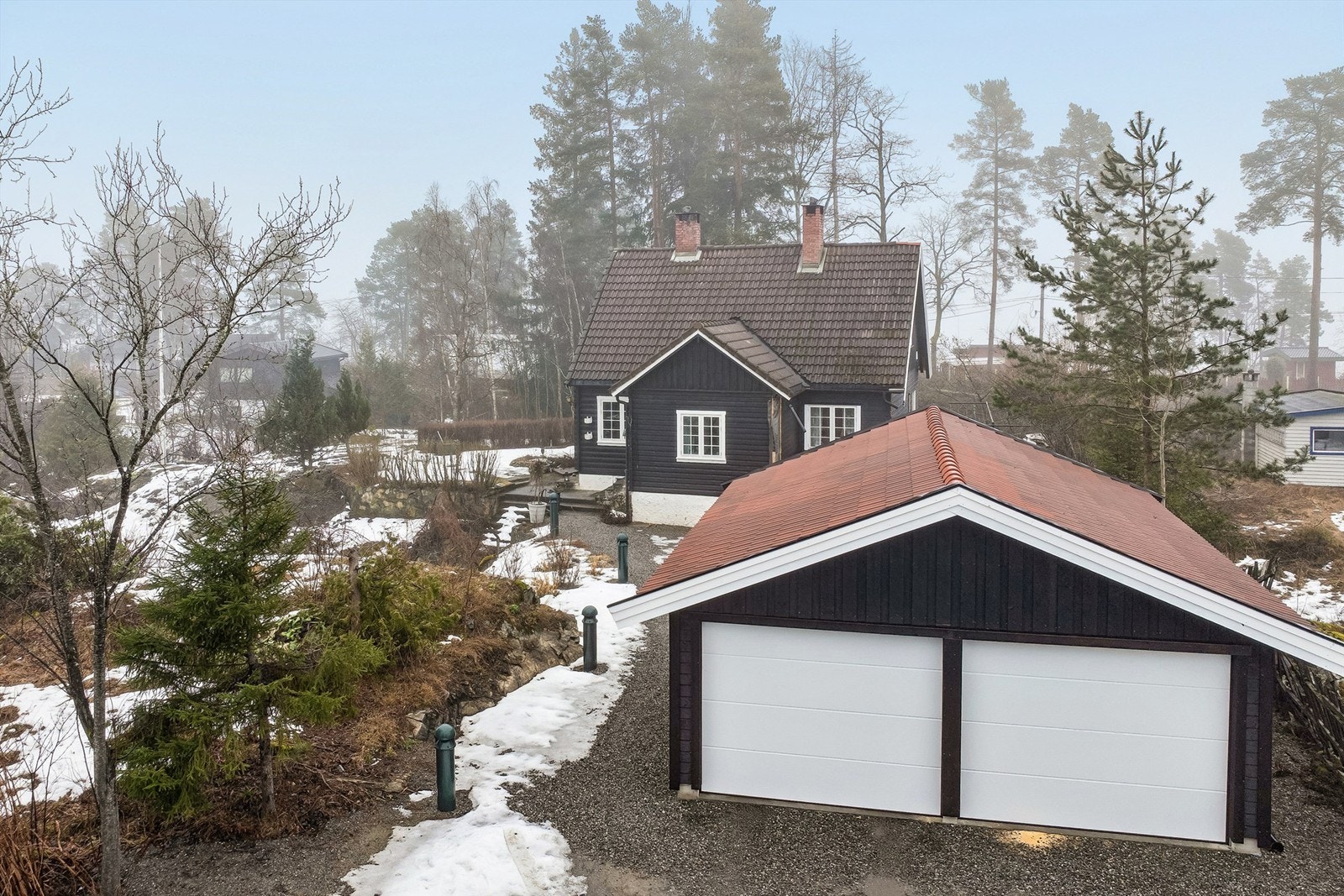 Parkering i ny dobbelgarasje fra 2025, samt biloppstillingsplasser foran garasjen. Galleribilde