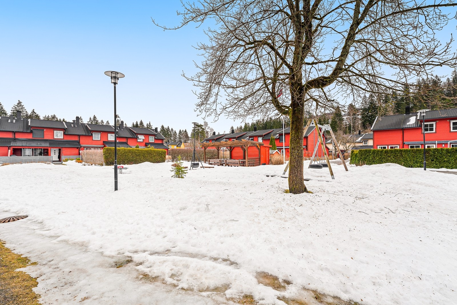 Borettslaget har store og velholdte fellesarealer med lekeplasser, perfekt for barnefamilier. Galleribilde