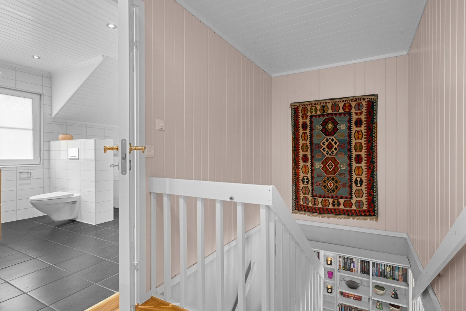 Trapperommet og gangen i andre etasje binder soverommene og badet sammen. Galleribilde