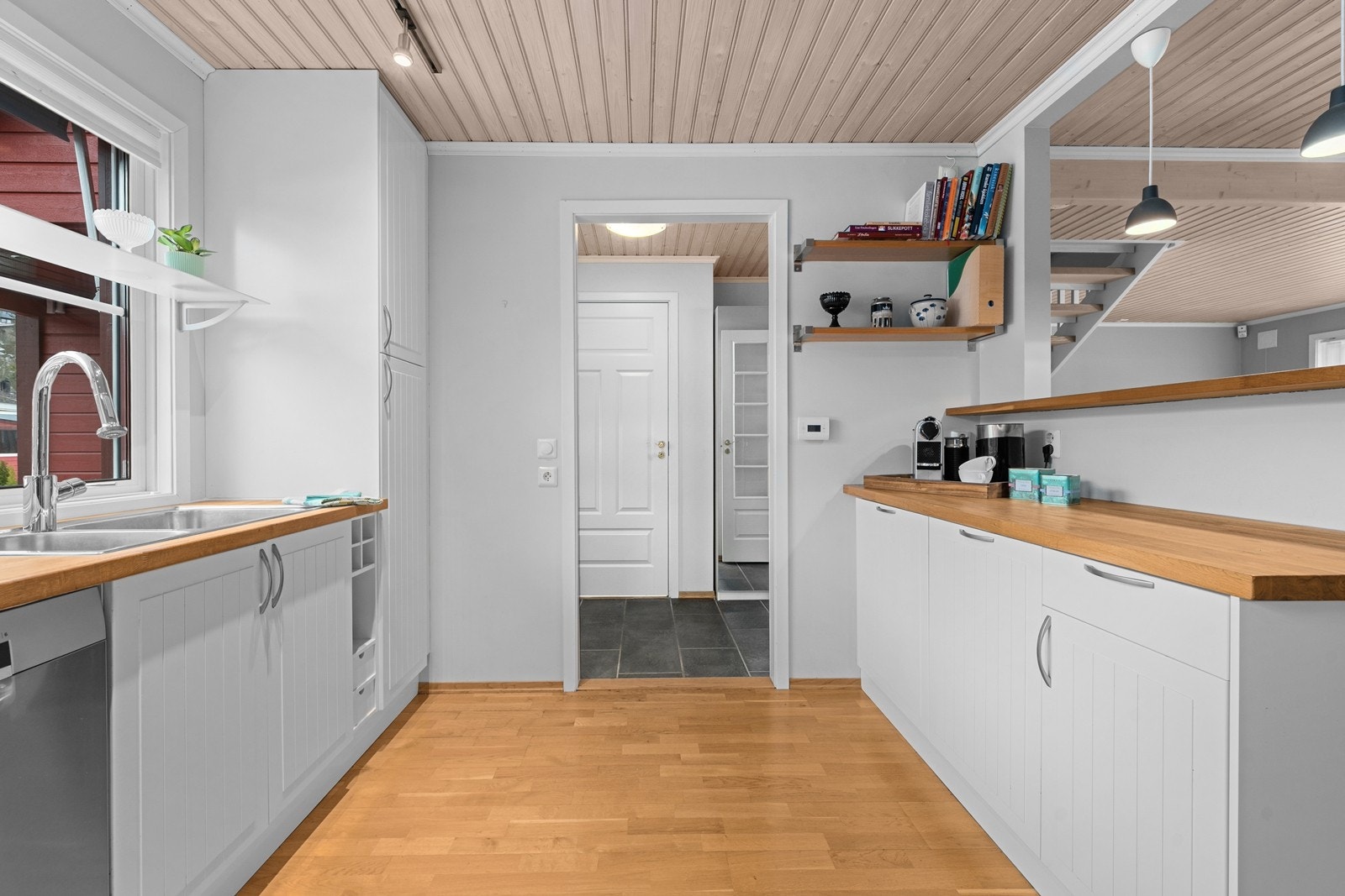 Fra kjøkkenet er det enkel tilgang til både entré og stue, noe som gir en god flyt i etasjen. Galleribilde