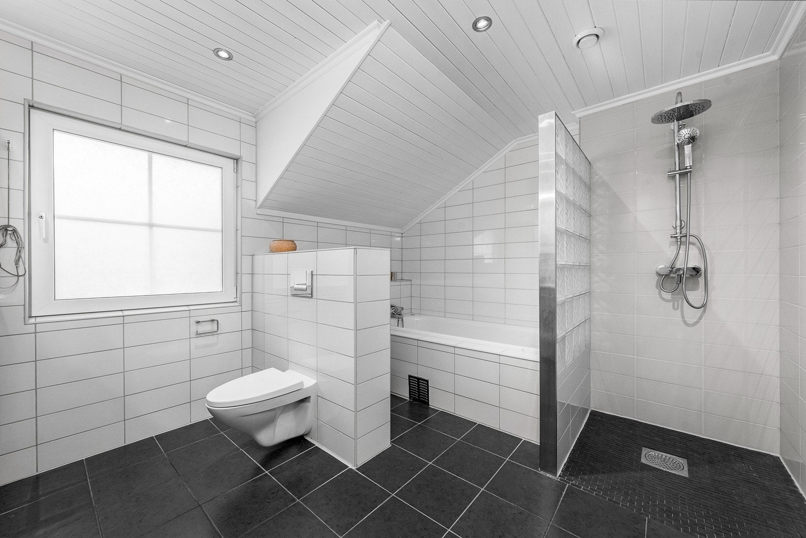 Pent, flislagt bad med varmekabler i gulvet, utstyrt med både dusjhjørne og badekar. Galleribilde