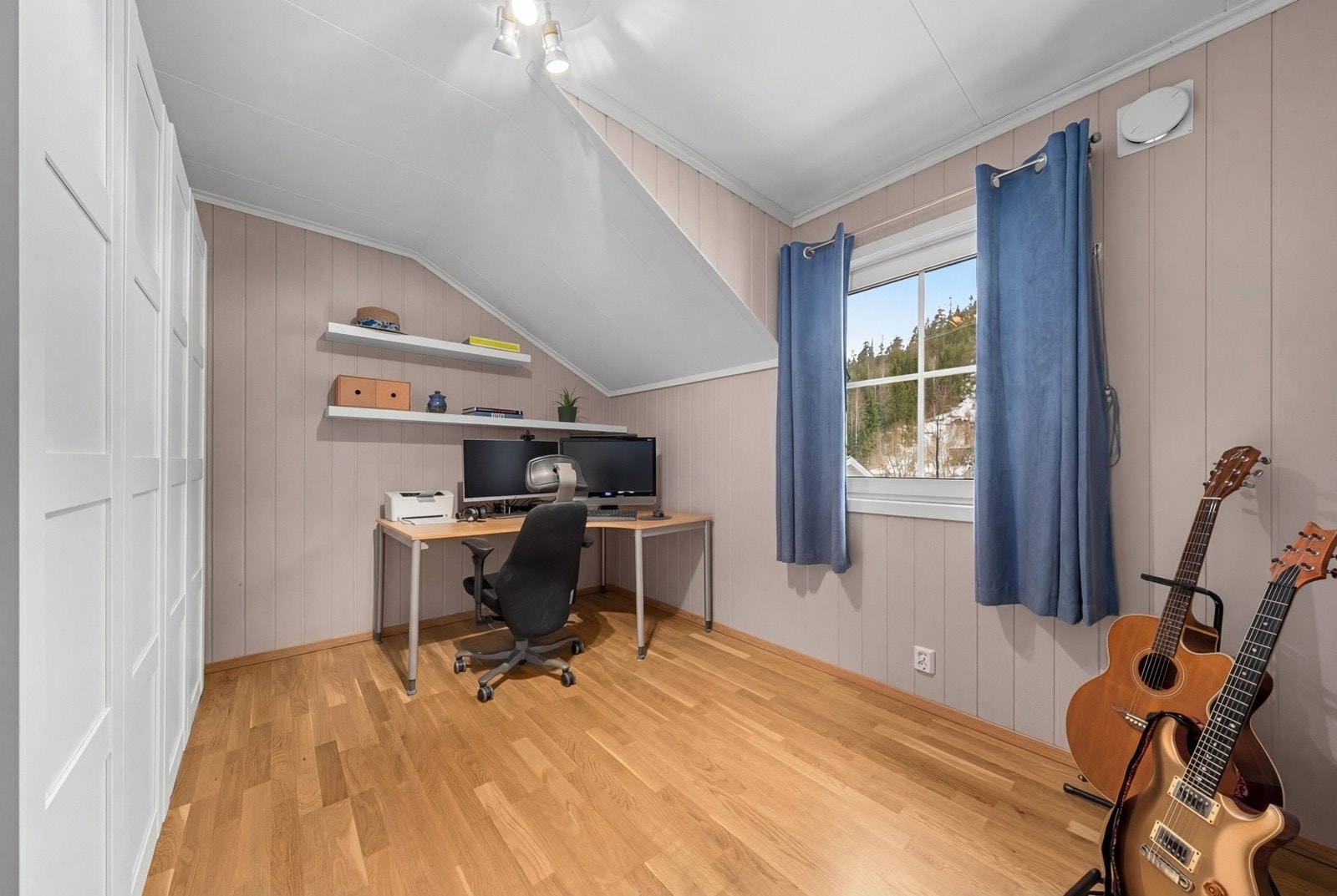 Det andre soverommet er også av god størrelse, perfekt som barnerom, gjesterom eller kontor. Galleribilde