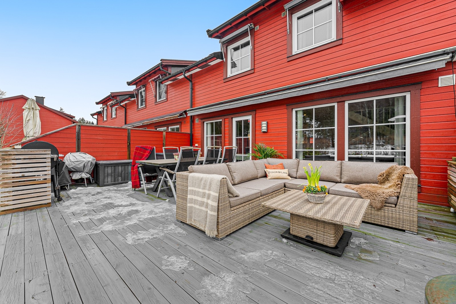 Terrassen har rikelig med plass for både sofagruppe og spisebord. Galleribilde