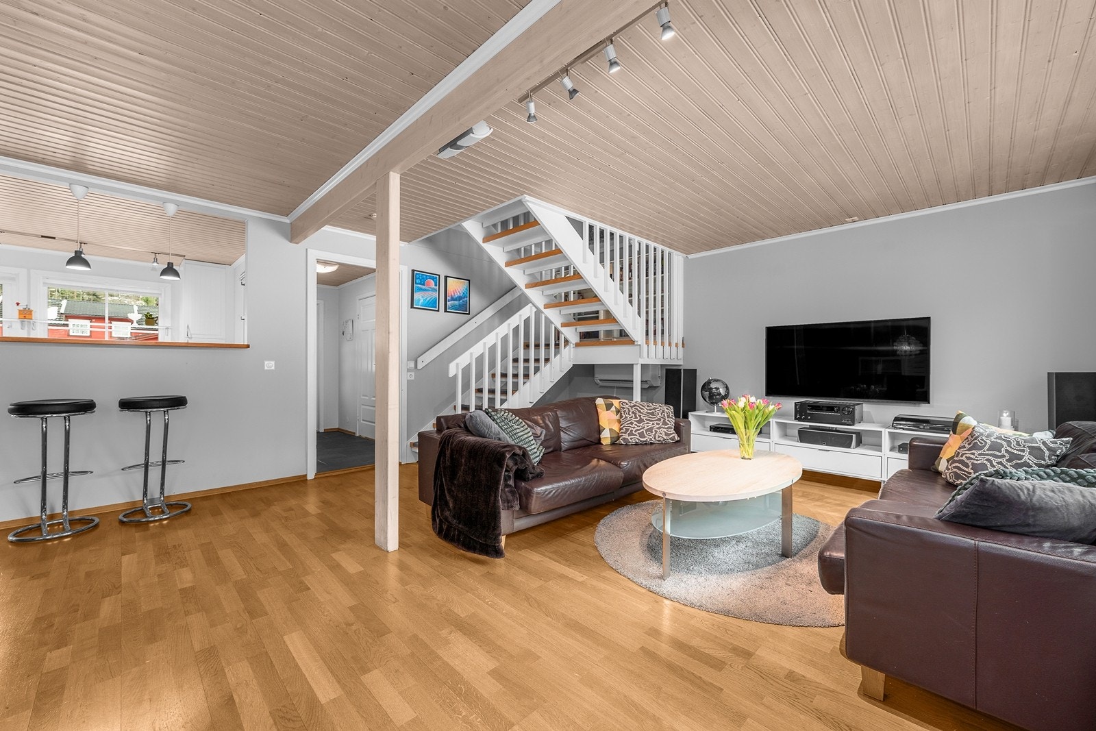 Den åpne trappen opp til andre etasje bidrar til den gode romfølelsen. Galleribilde