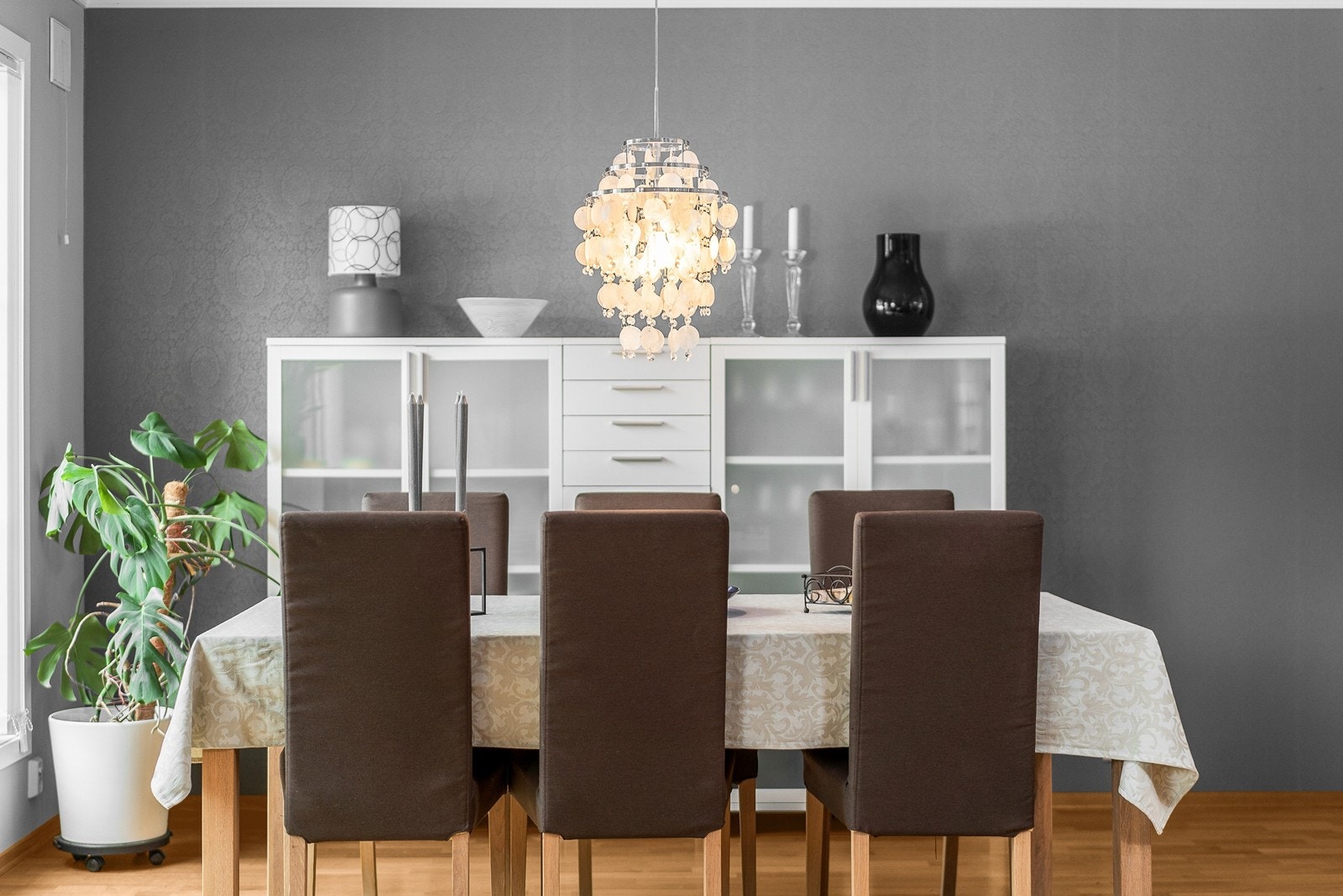 Spisestuen har god plass til å samle familie og venner. Galleribilde