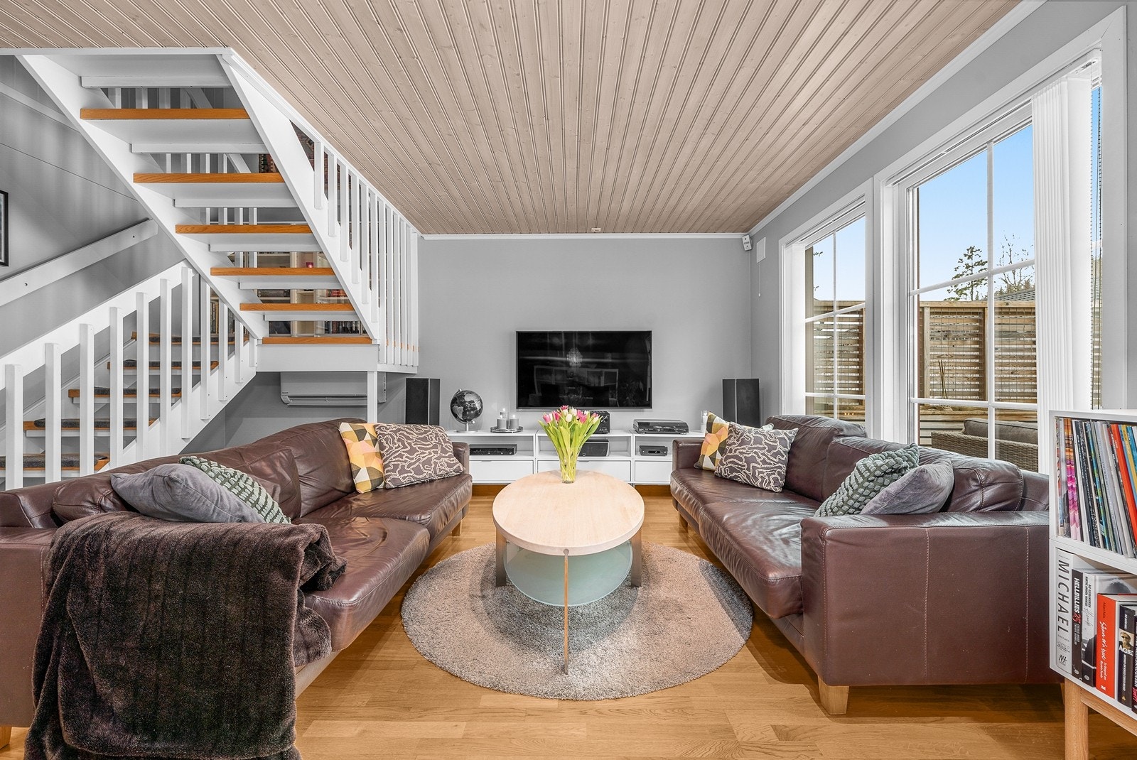 Store vinduer slipper inn rikelig med dagslys og gir utsyn mot hagen. Galleribilde