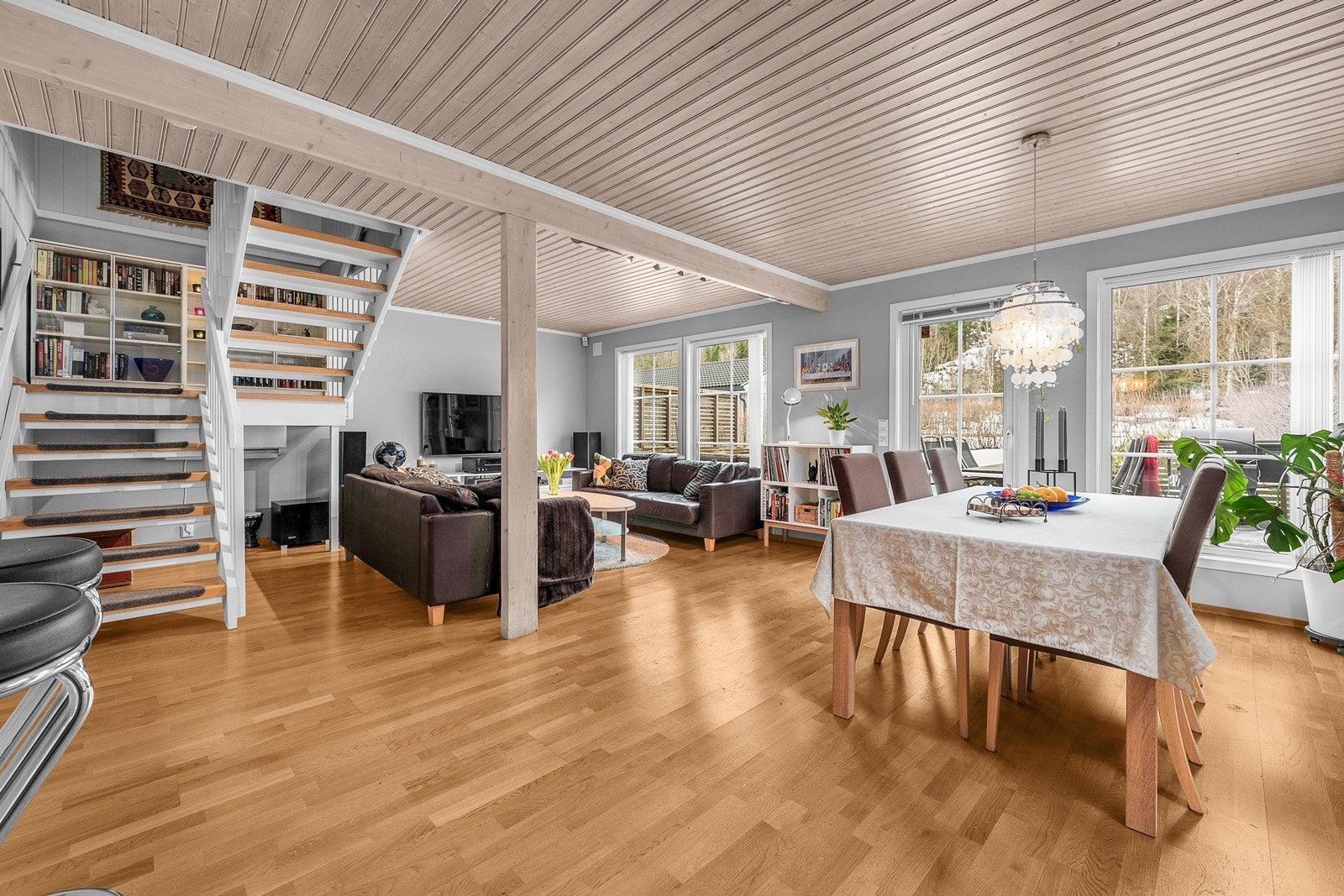 Den åpne stue- og kjøkkenløsningen gir en luftig romfølelse og fleksible møbleringsmuligheter. Galleribilde