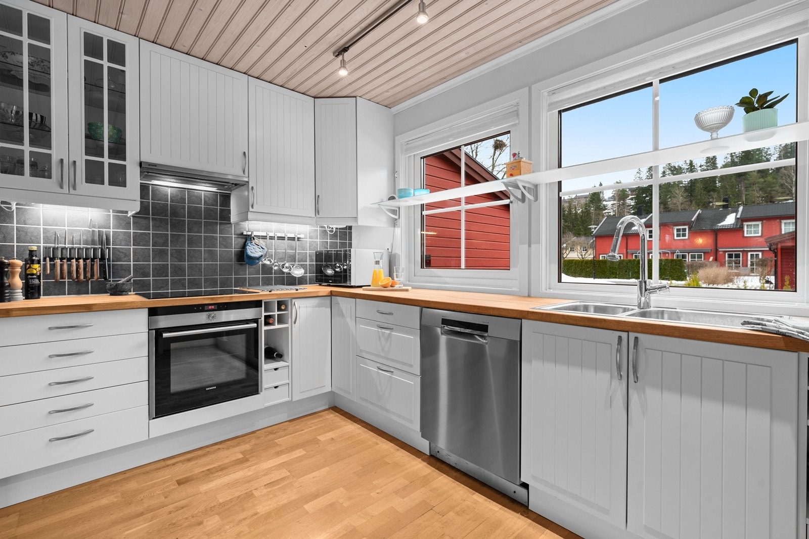 Store vindusflater gir godt med naturlig lys inn på kjøkkenet. Galleribilde