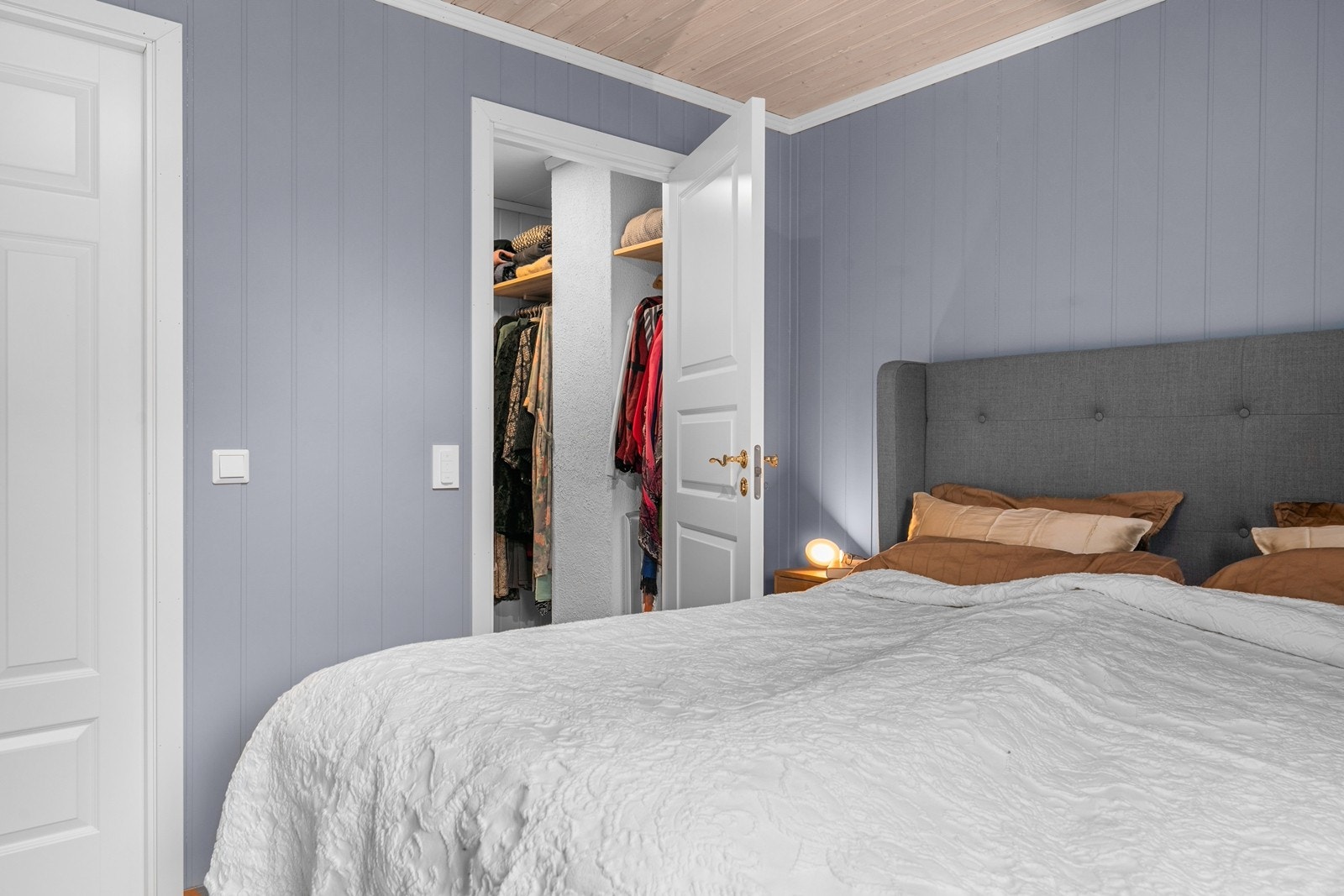 Fra hovedsoverommet er det direkte tilgang til et praktisk omkledningsrom. Galleribilde