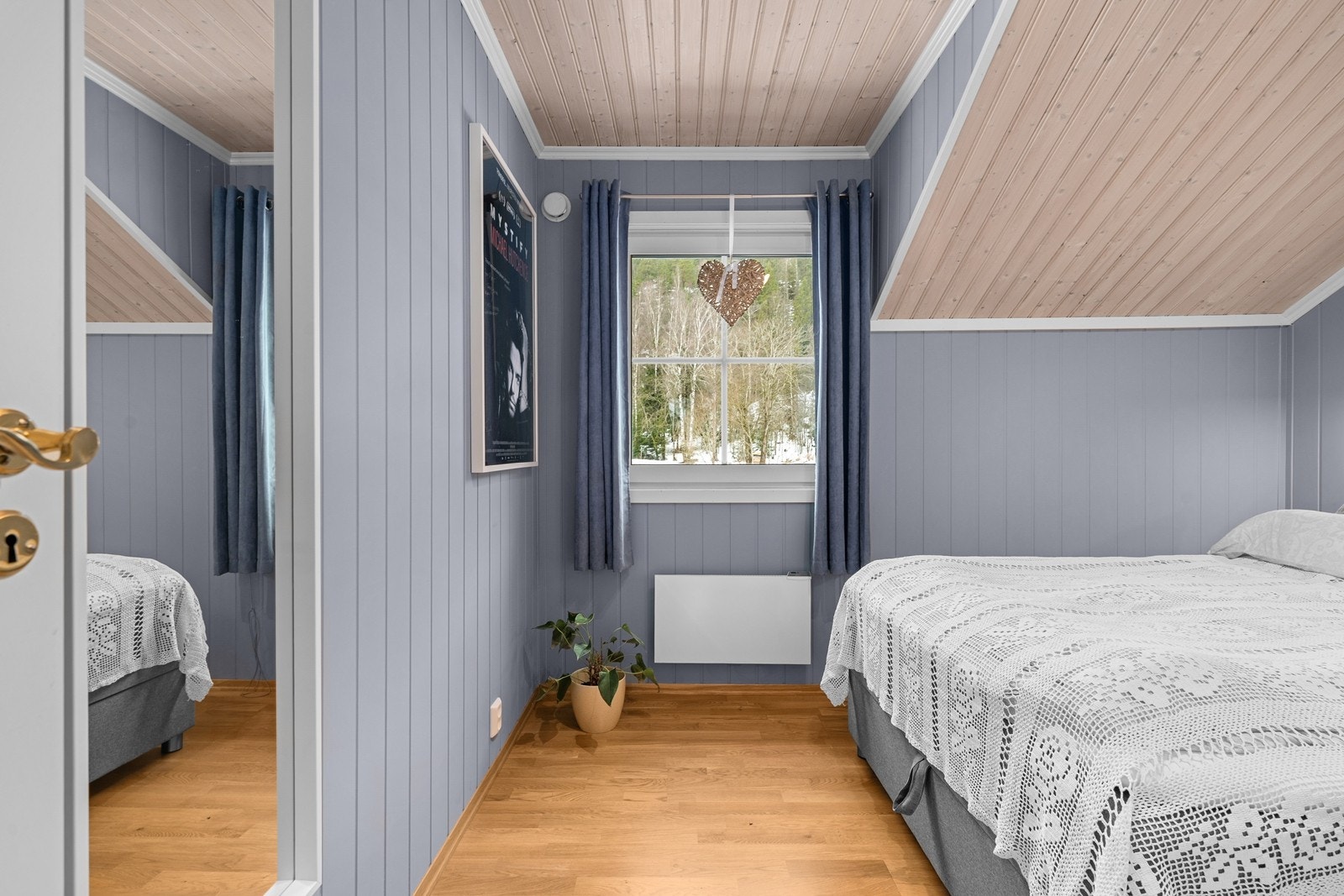 Alle tre soverommene er samlet i andre etasje, adskilt fra de sosiale sonene. Galleribilde