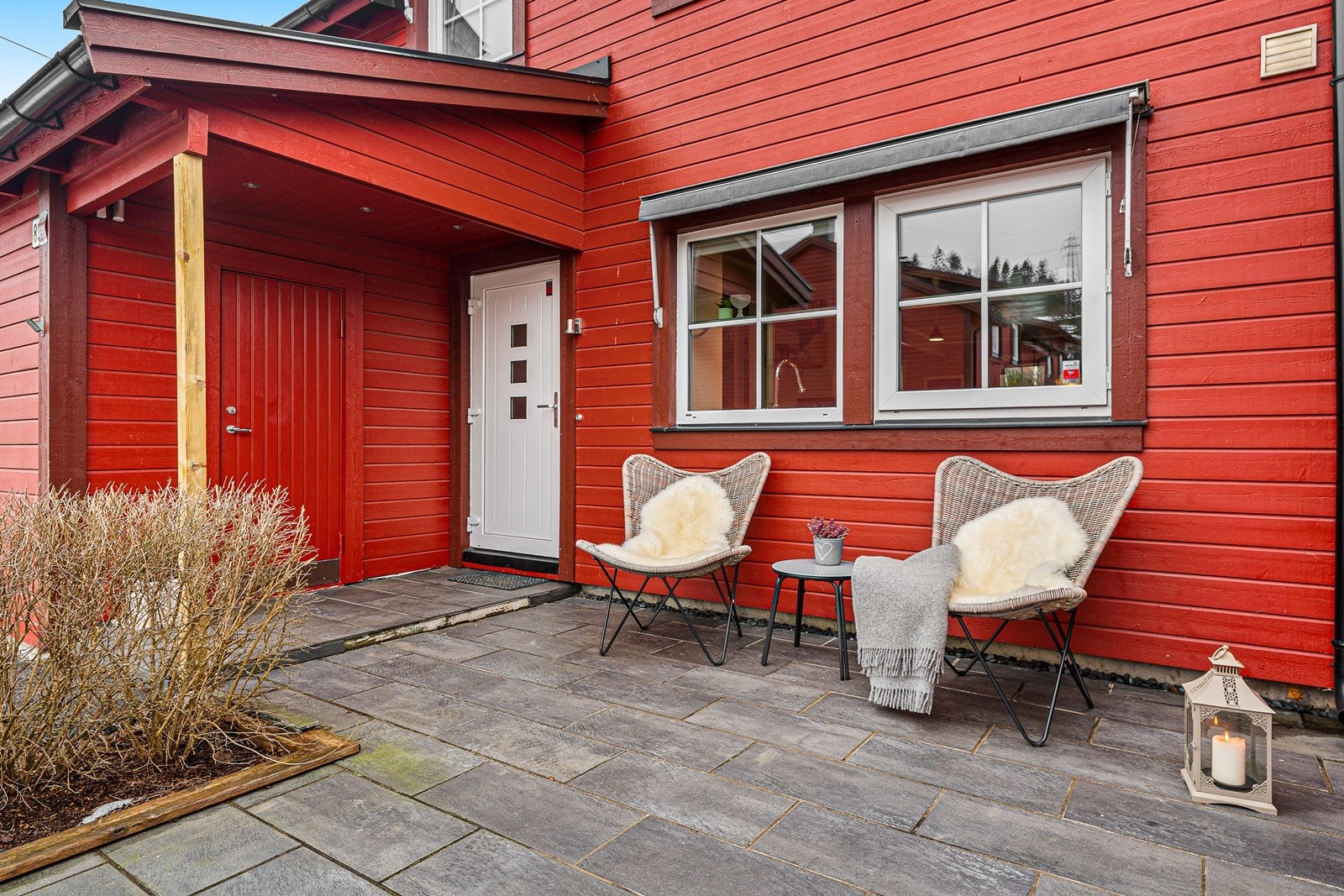 En hyggelig og steinbelagt adkomstterrasse ved inngangspartiet. Galleribilde