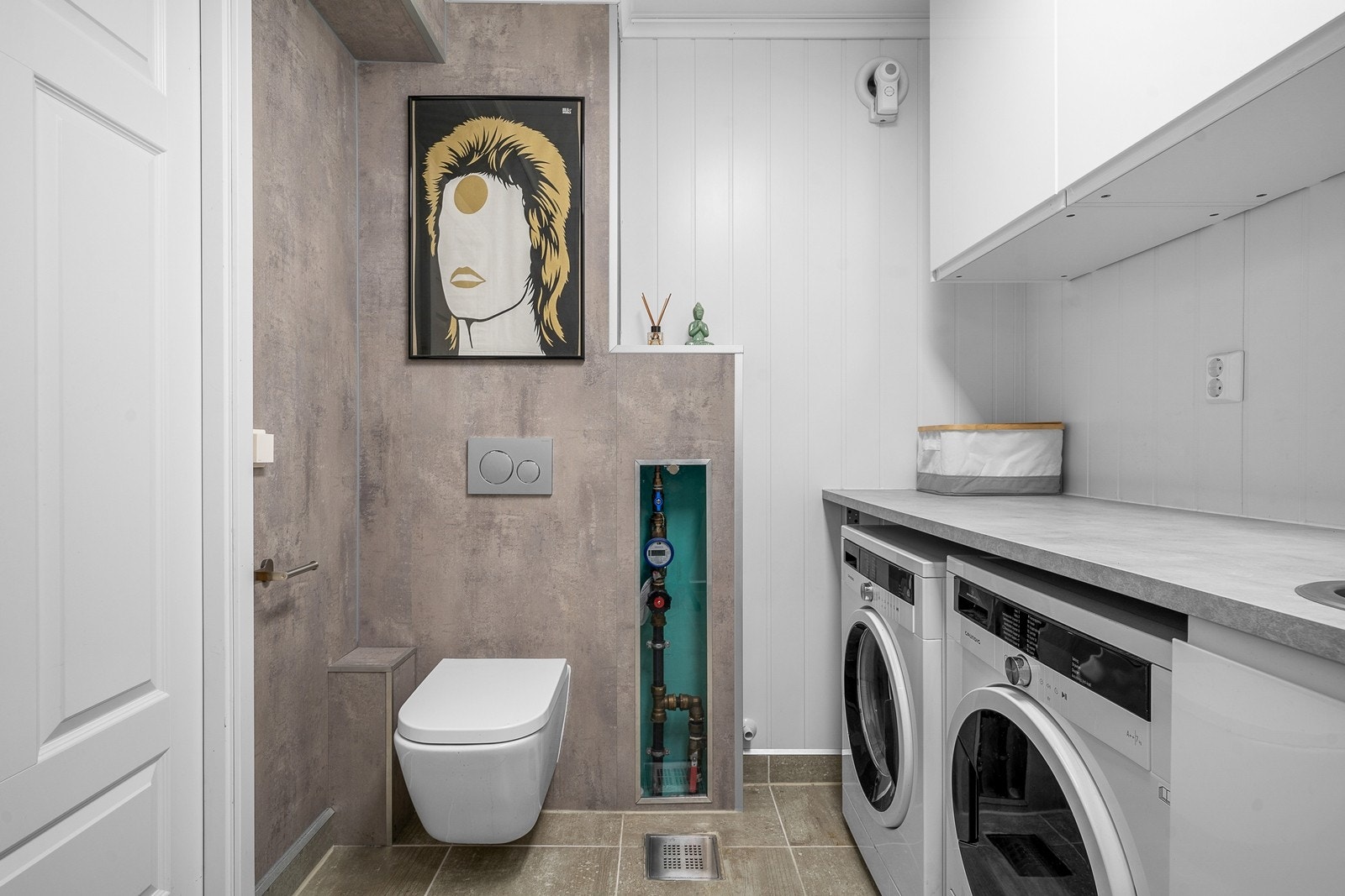 Rommet er funksjonelt innredet med opplegg for vaskemaskin og tørketrommel, og vegghengt toalett. Galleribilde