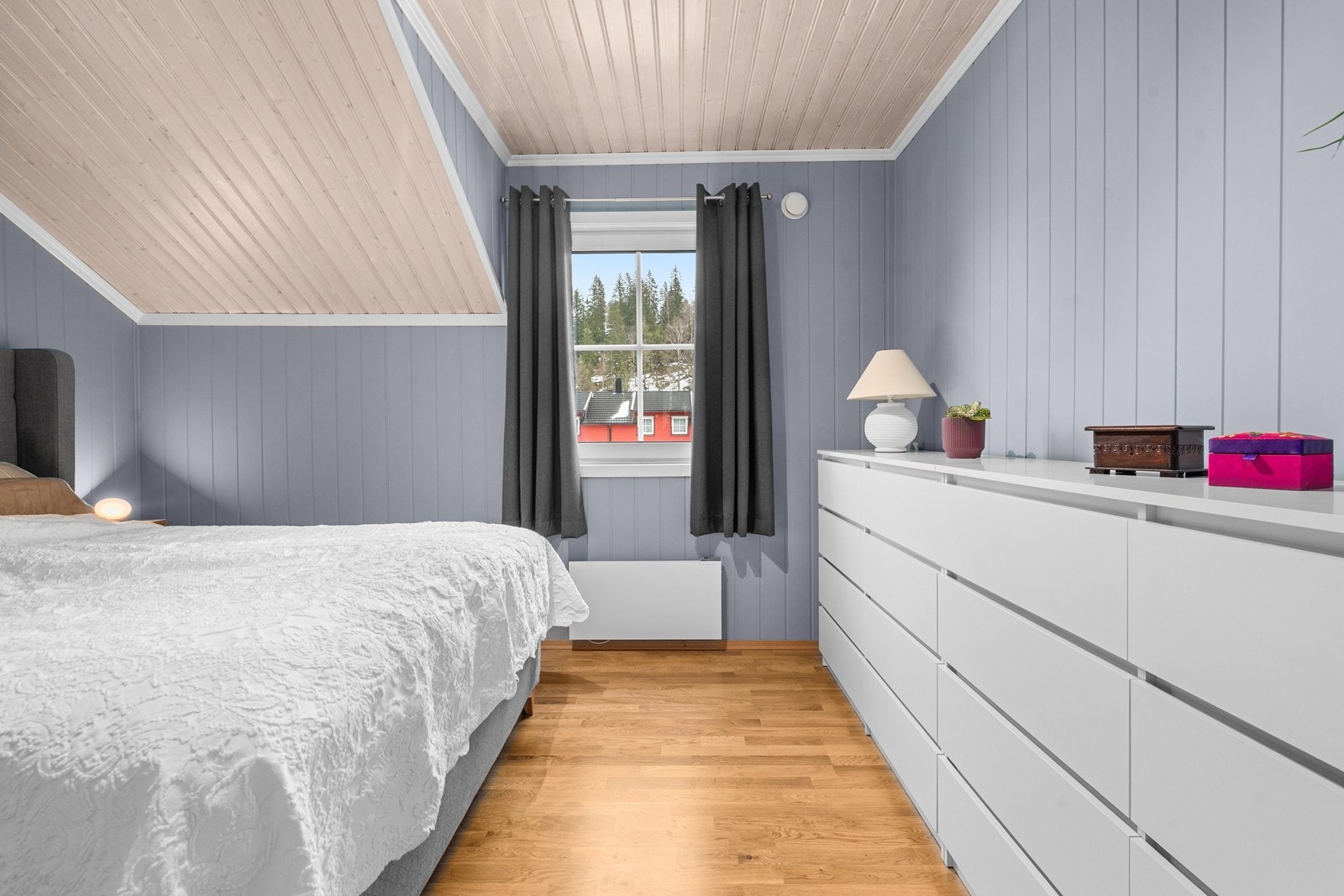 Rommet har en lun atmosfære med panel på veggene og skråtak. Galleribilde