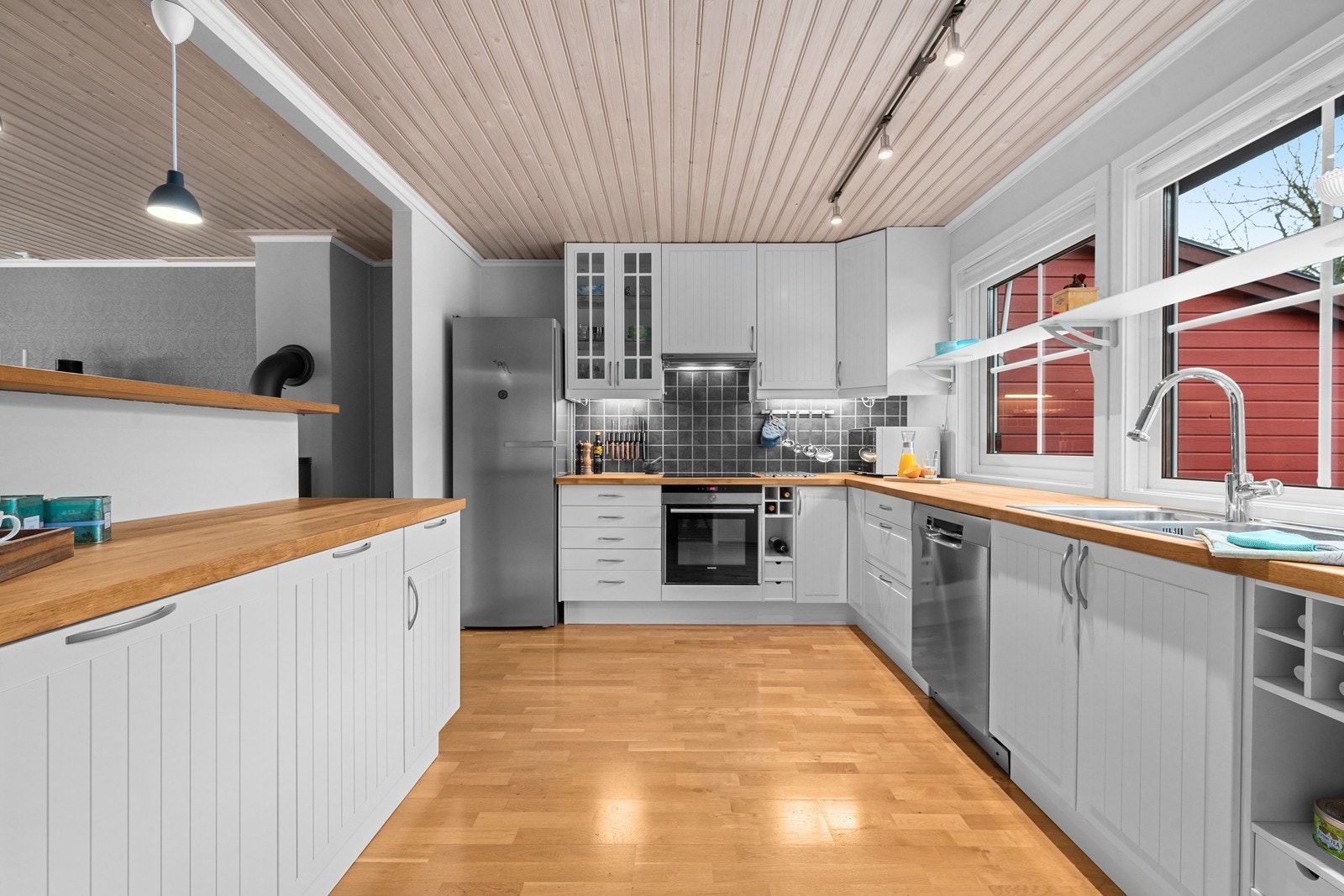 Kjøkkeninnredningen fra Ikea har en åpen løsning mot stuen, med en praktisk halvøy som skaper et sosialt samlingspunkt. Galleribilde